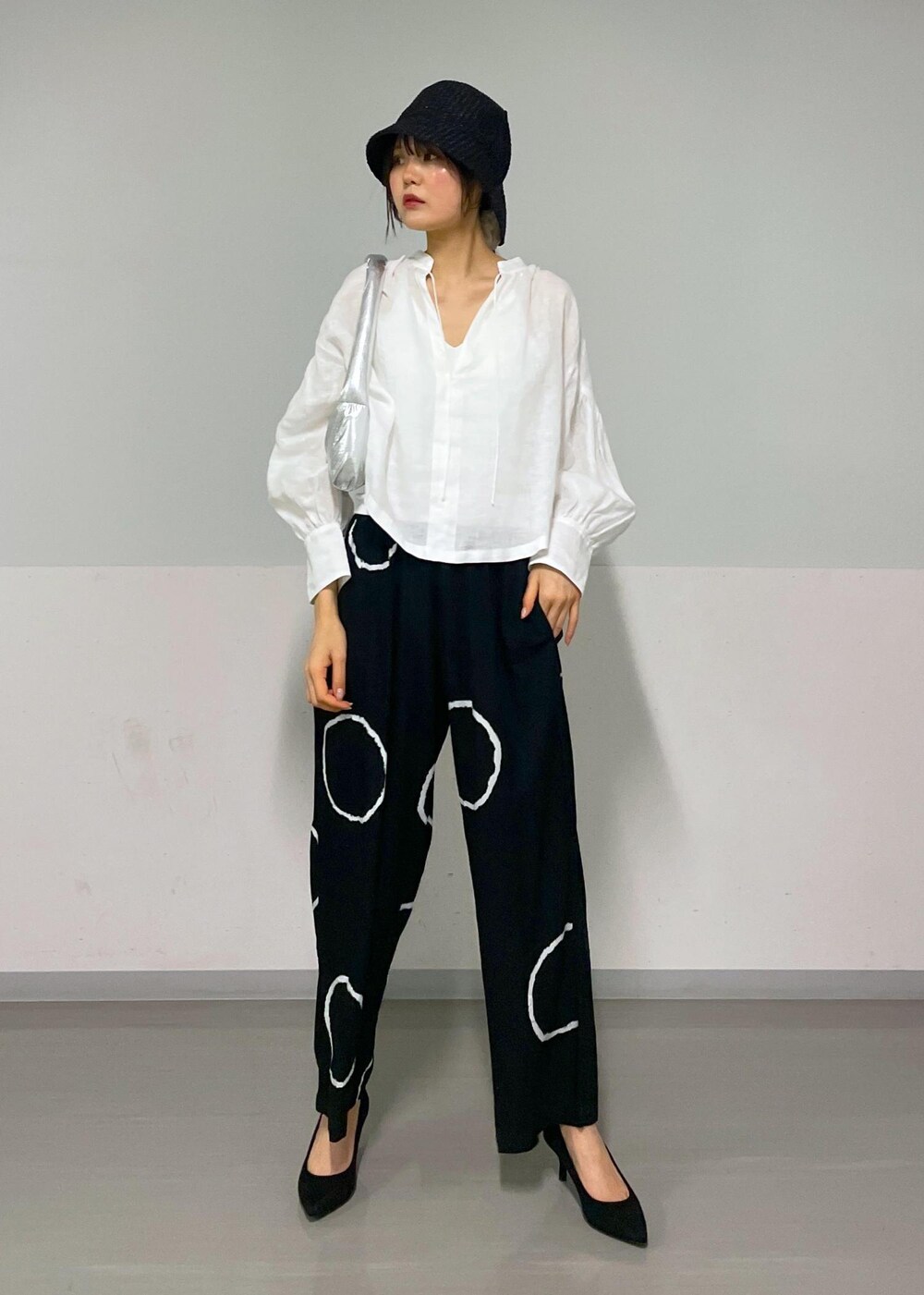 ホワイト系のシャツ/ブラウス、シルバー系のハンドバッグを着用したレディースの春コーディネートの2枚目の写真