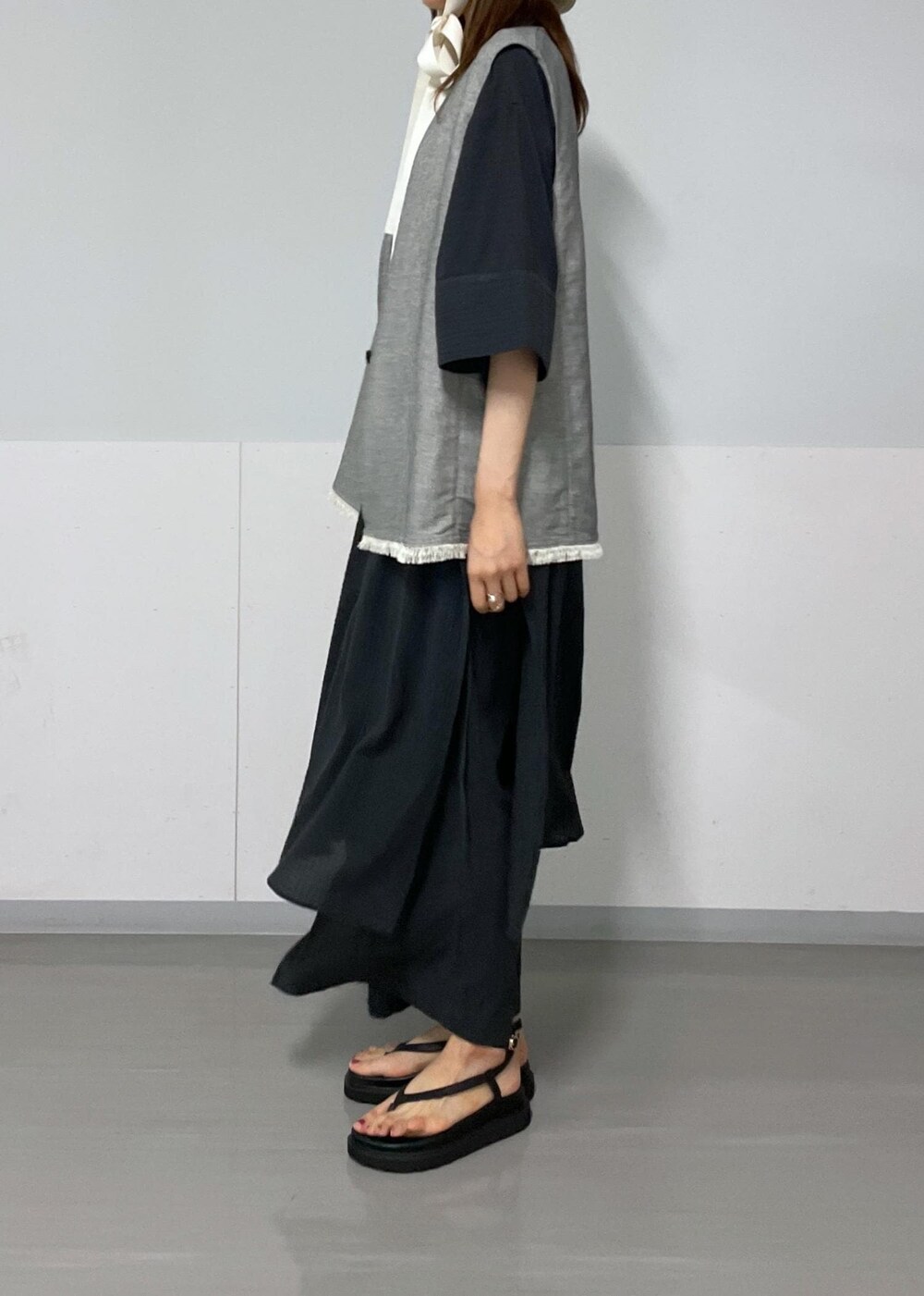 ブラック系のその他パンツ、ブラック系のシャツ/ブラウス、ブラック系のサンダルを着用したレディースの夏コーディネートの3枚目の写真