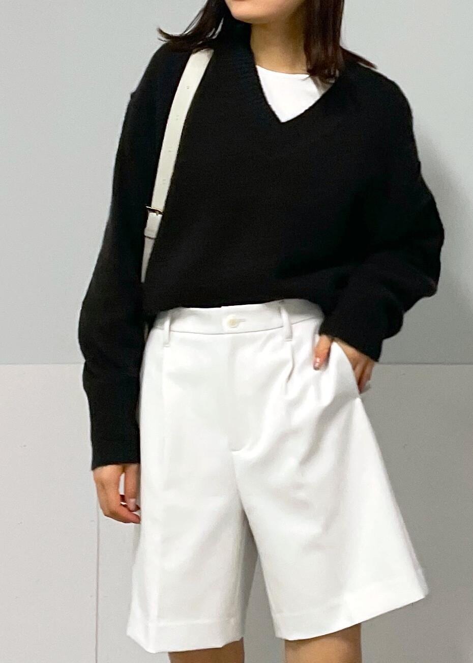 ホワイト系のその他パンツ、ホワイト系のTシャツ/カットソー、グレー系のショルダーバッグを着用したレディースの秋コーディネートの6枚目の写真