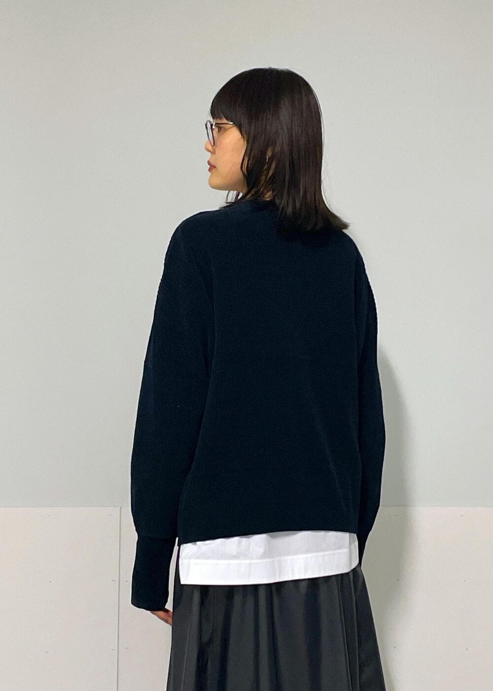 ブラック系のスカート、ブラック系のカーディガン/ボレロ、ホワイト系のシャツ/ブラウスを着用したレディースの秋コーディネートの9枚目の写真