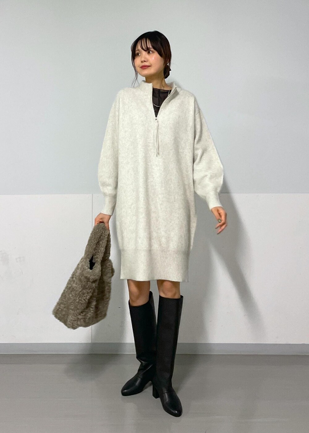 ホワイト系のワンピース、ブラック系のブーツ、ブラック系のTシャツ/カットソーを着用したレディースの秋コーディネートの10枚目の写真