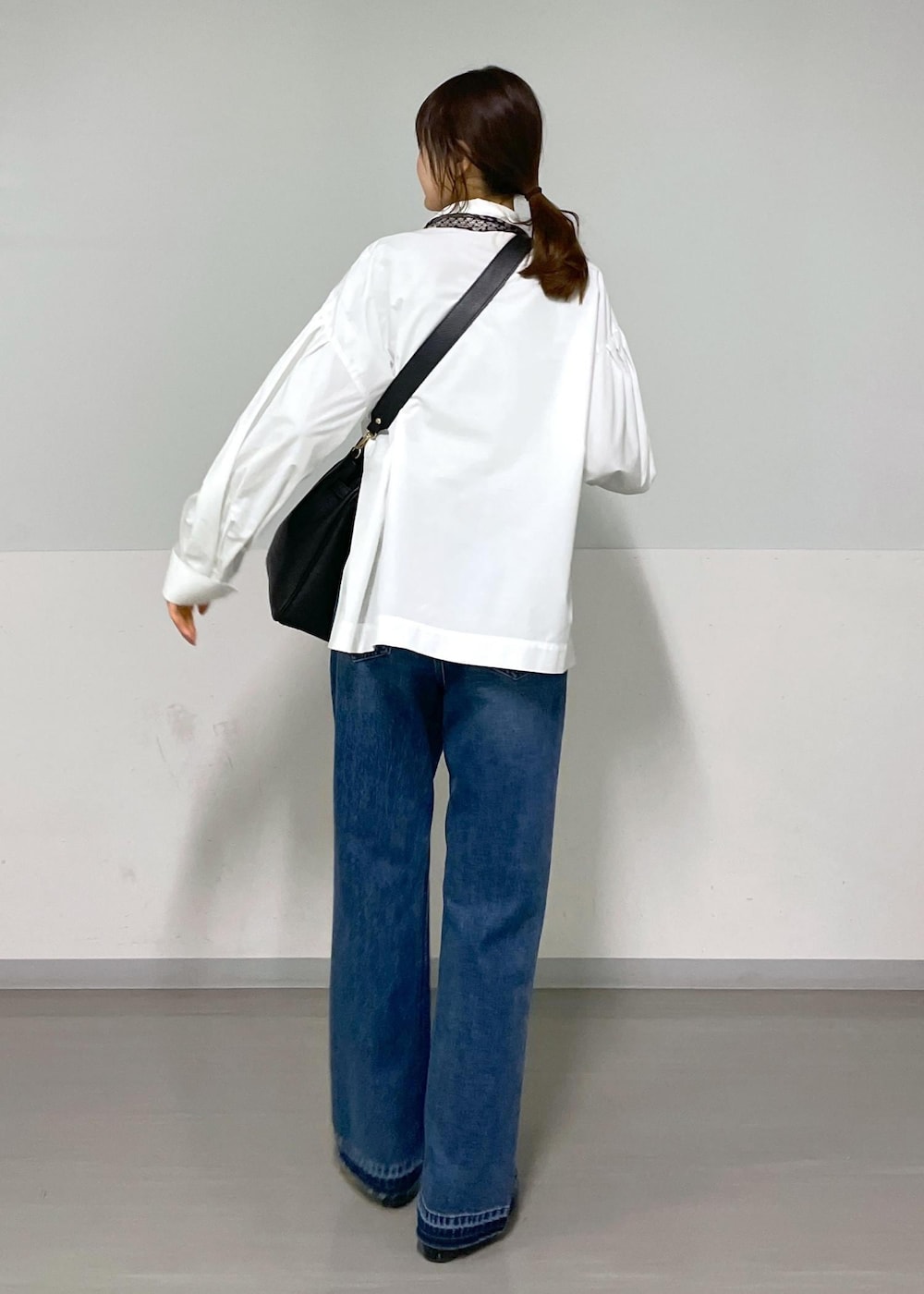 ホワイト系のシャツ/ブラウス、ブルー系のデニムパンツを着用したレディースの春コーディネートの10枚目の写真