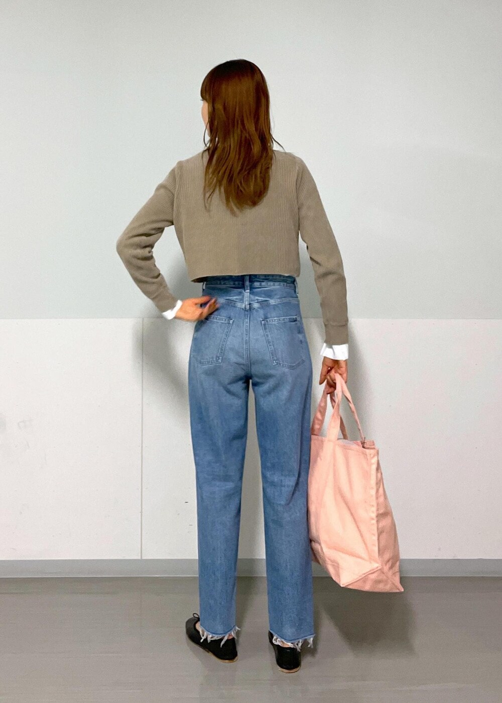 「redcard、骨格ナチュラル、イエベ春、高身長、高身長コーデ、大人カジュアル、Creamy Cotton、秋コーデ、クリーミーコットン、サロンアダムエロペ、23AW秋の新作、ピンク、トートバッグ、ホワイト、シャツ」|「SALON adam et rope'の【NIPPON CULTURE】バックフレアバンドカラーシャツ 無地/ストライプ(シャツ/ブラウス、ホワイト系)」を使った、AZUMAさん(レディース・171cm)の秋コーディネートの6枚目の写真