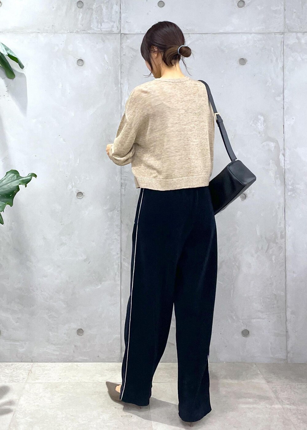 ブラック系のショルダーバッグ、ブラック系のその他パンツ、ベージュ系のカーディガン/ボレロを着用したレディースの冬コーディネートの9枚目の写真