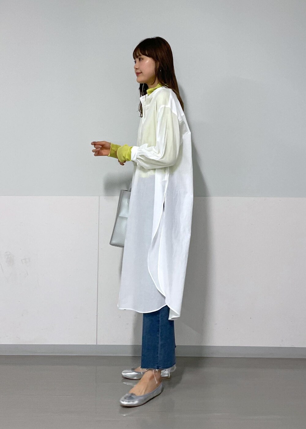 シルバー系のバレエシューズ、グリーン系のTシャツ/カットソー、ホワイト系のシャツ/ブラウスを着用したレディースの夏コーディネートの2枚目の写真