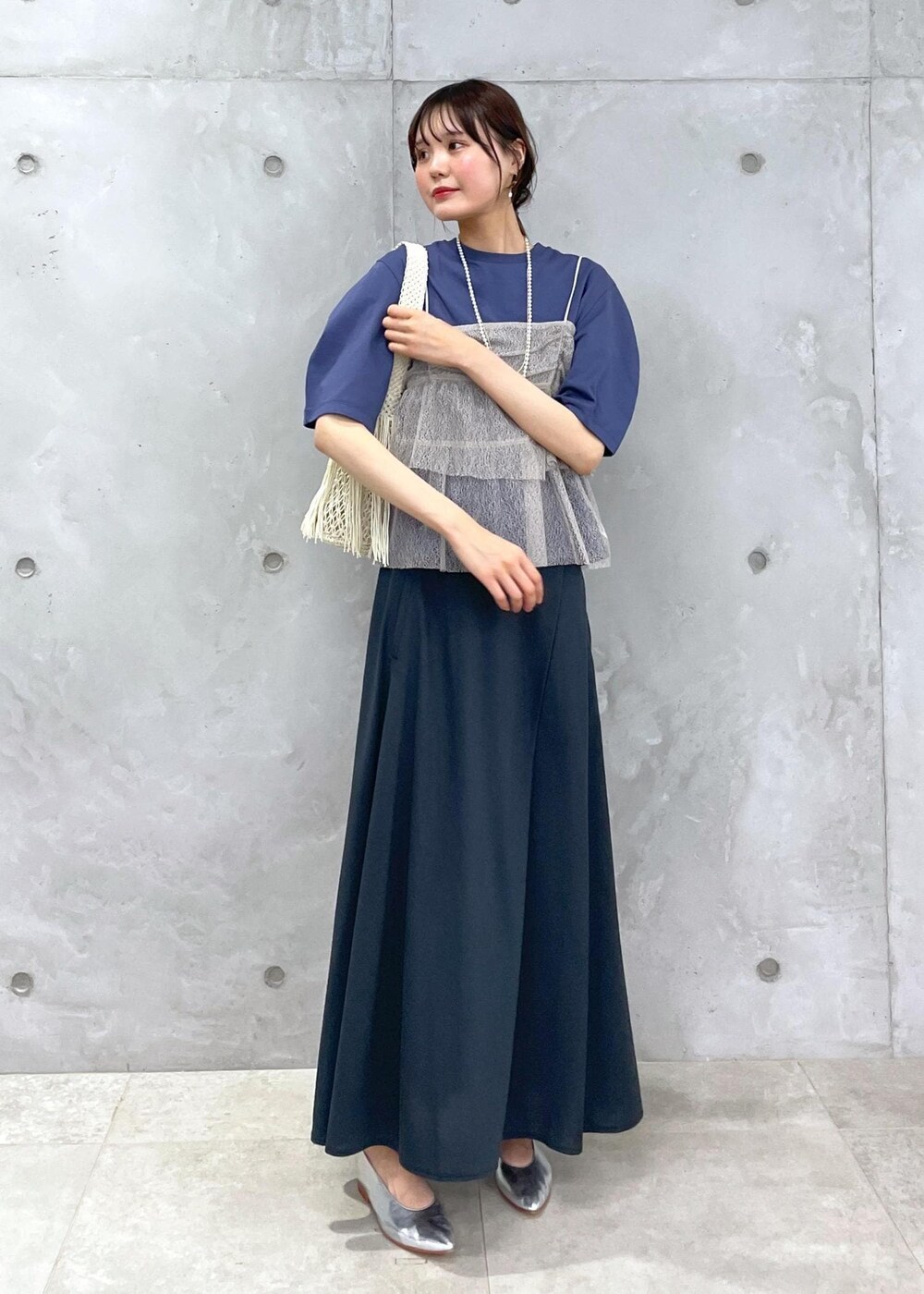 ホワイト系のハンドバッグ、ブルー系のTシャツ/カットソー、ブラウン系のキャミソールを着用したレディースの春コーディネートの10枚目の写真