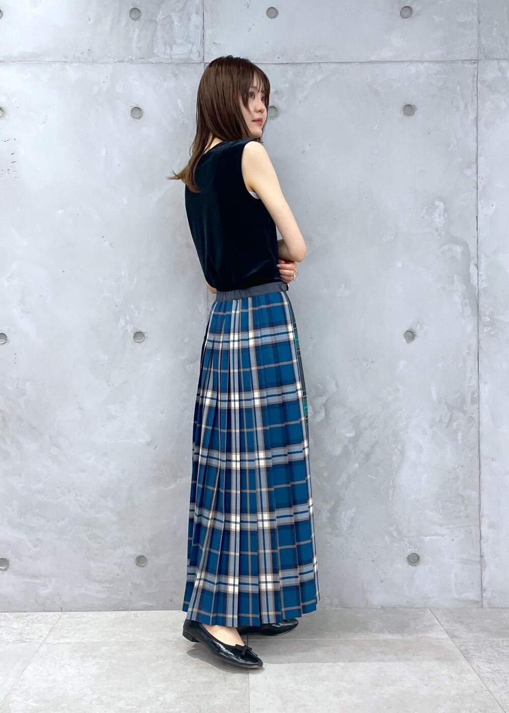 ブラック系のTシャツ/カットソー、グリーン系のスカートを着用したレディースの夏コーディネートの4枚目の写真