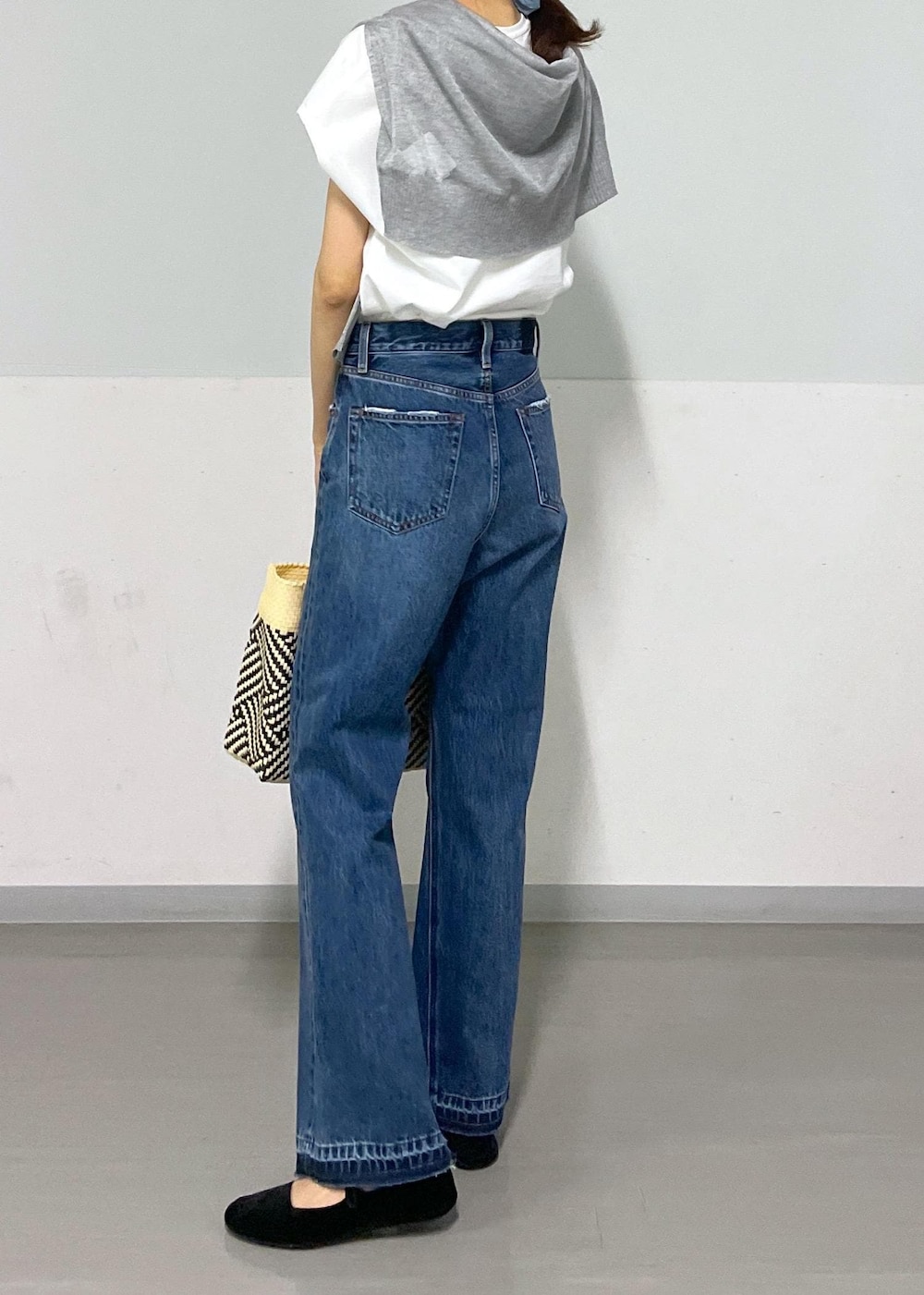 ホワイト系のかごバッグ、グレー系のカーディガン/ボレロ、ホワイト系のTシャツ/カットソーを着用したレディースの春コーディネートの4枚目の写真