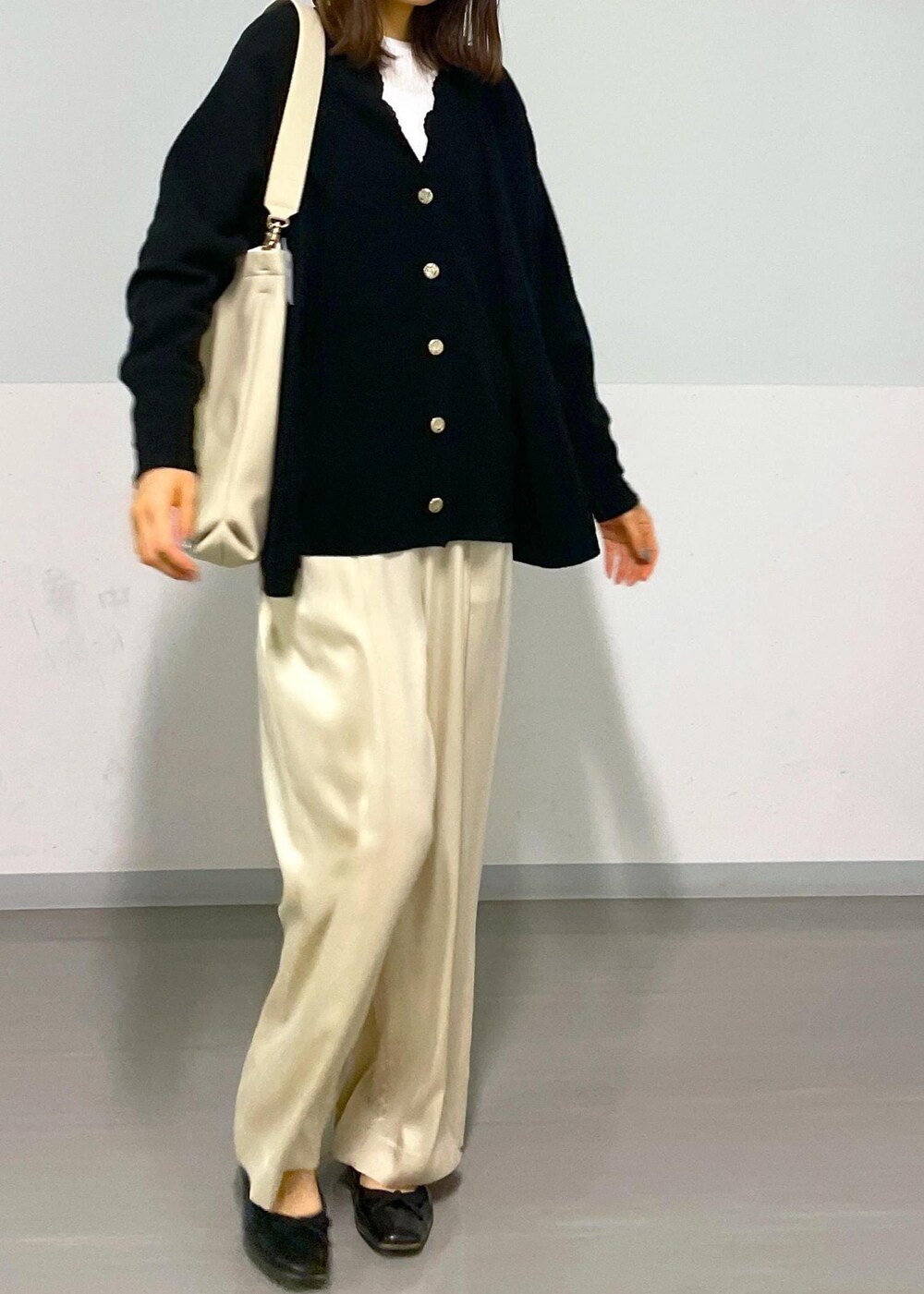 ベージュ系のその他パンツ、ブラック系のカーディガン/ボレロ、ベージュ系のトートバッグを着用したレディースの冬コーディネートの5枚目の写真