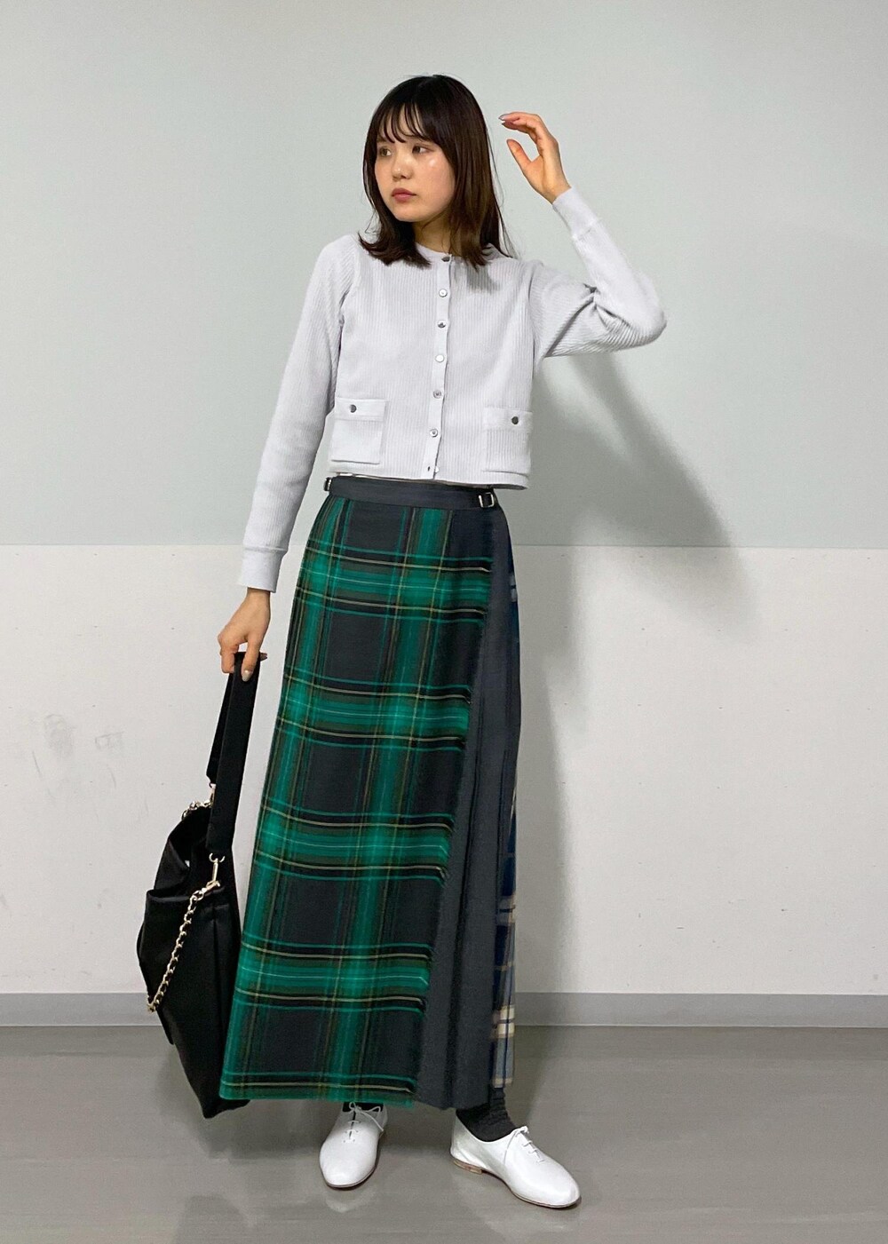 グリーン系のスカート、ホワイト系のその他シューズ、グレー系のカーディガン/ボレロを着用したレディースの冬コーディネートの8枚目の写真