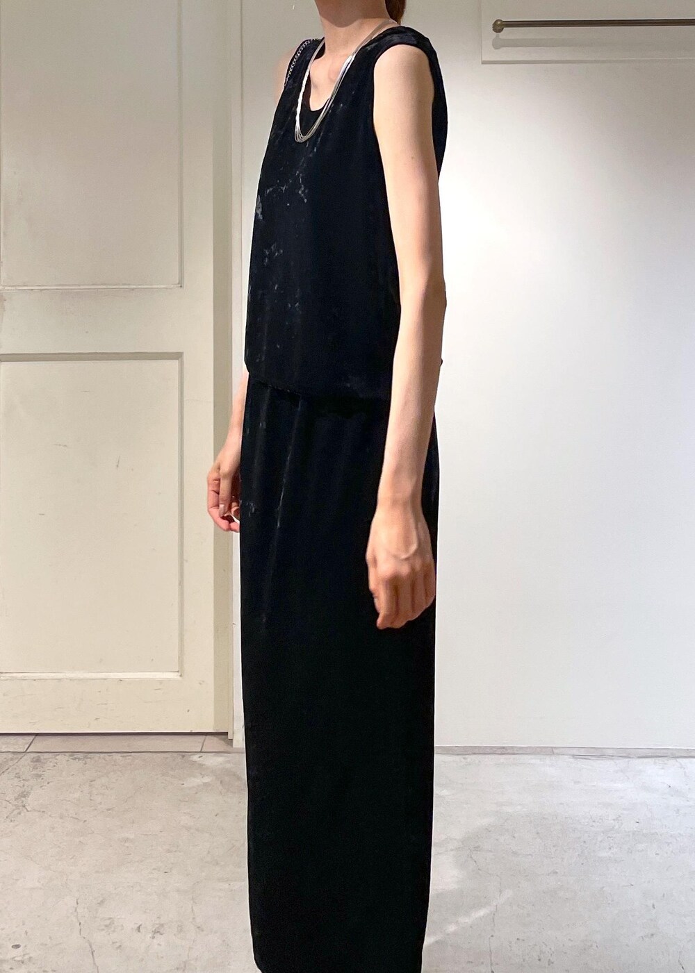 ブラック系のスカート、ブラック系のサンダル、ブラック系のタンクトップを着用したレディースの夏コーディネートの3枚目の写真