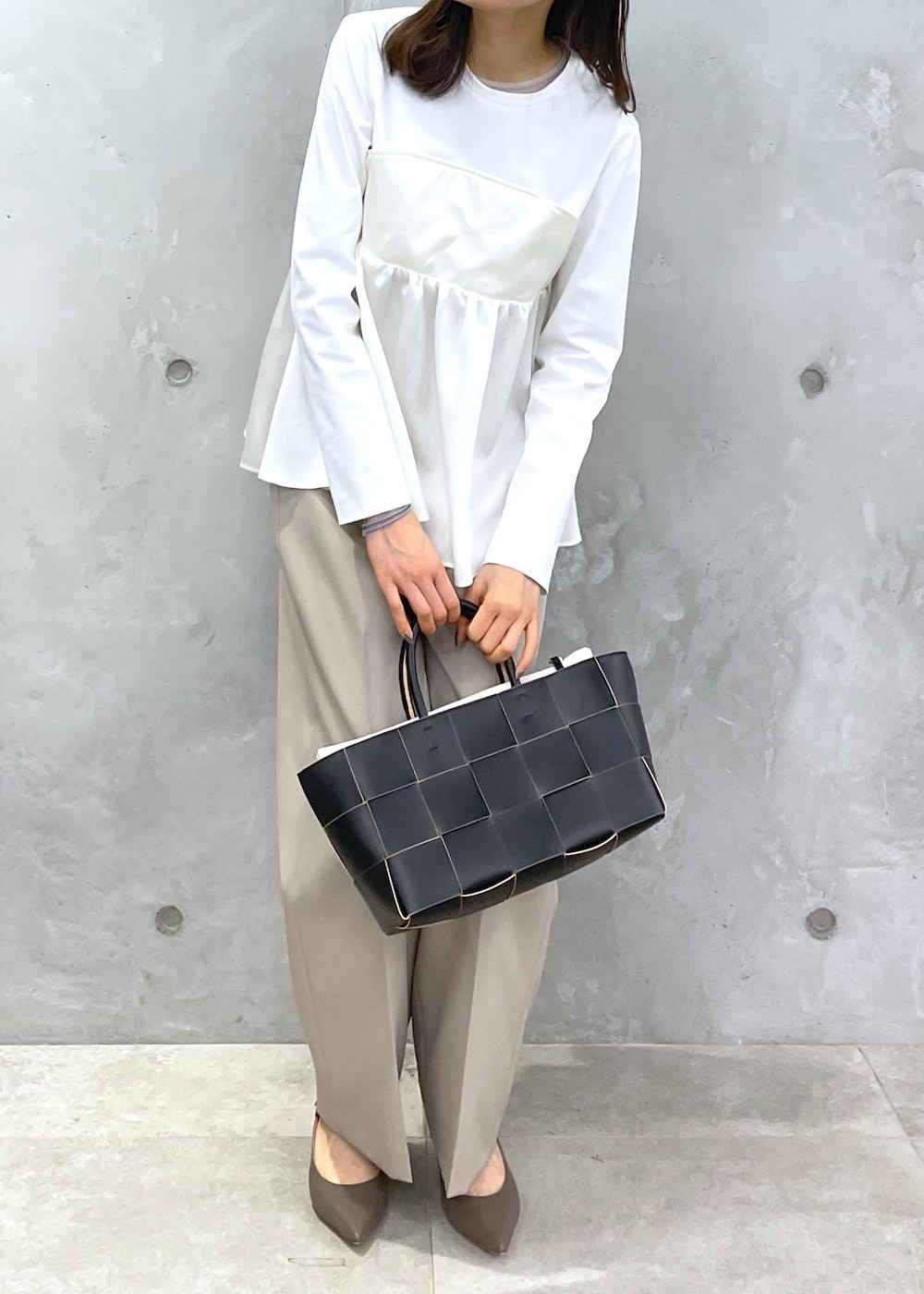 ベージュ系のその他パンツ、ブラック系のトートバッグ、ホワイト系のTシャツ/カットソーを着用したレディースの冬コーディネートの8枚目の写真