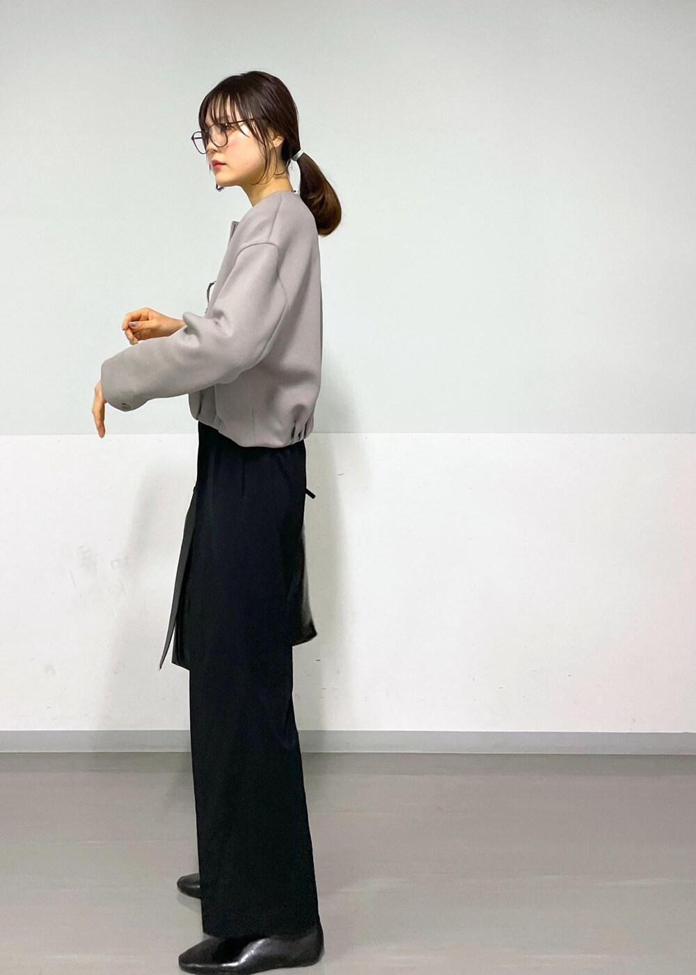 ブラック系のカーディガン/ボレロ、グレー系のTシャツ/カットソー、ブラック系のショルダーバッグを着用したレディースの春コーディネートの6枚目の写真