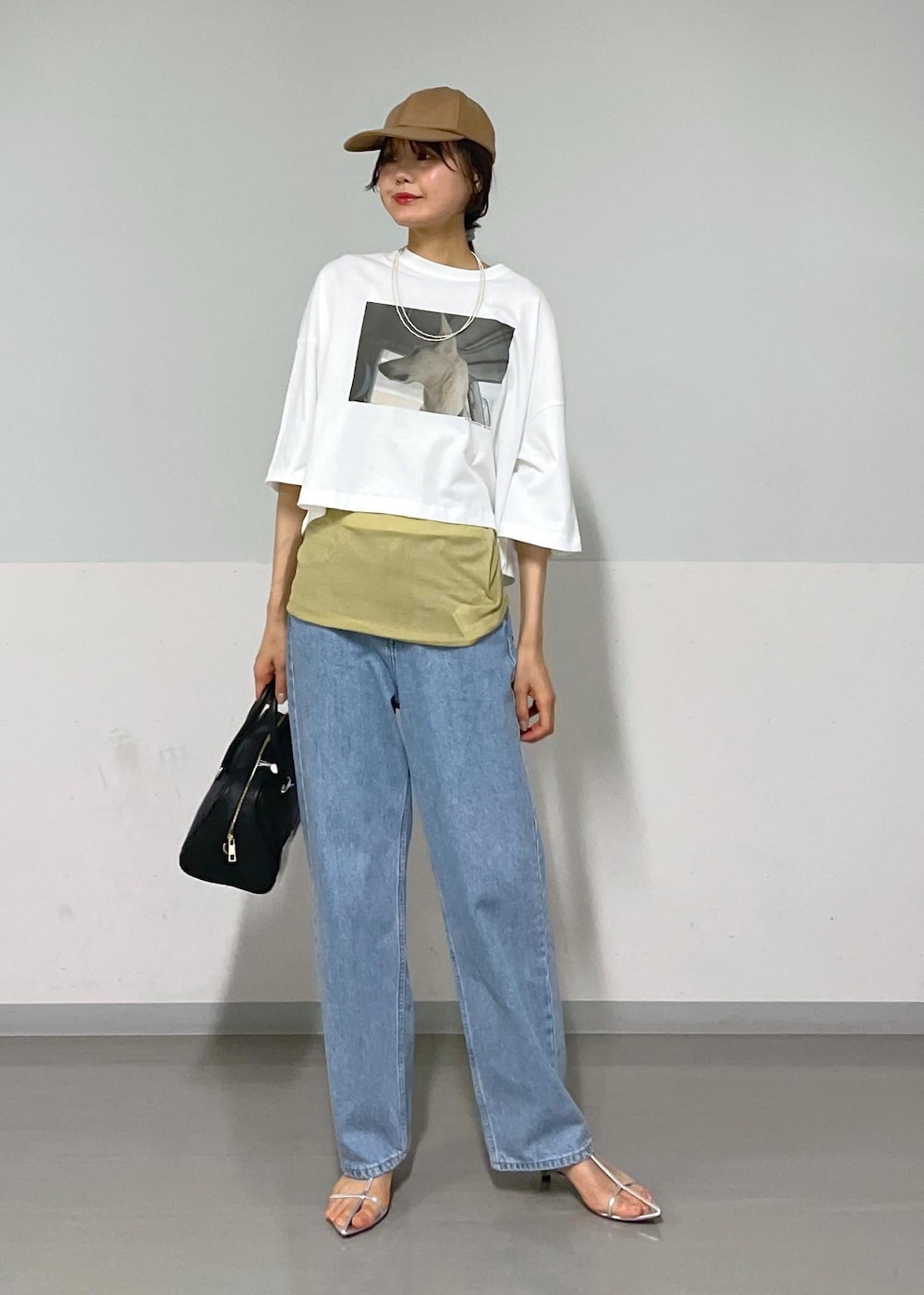 シルバー系のサンダル、ホワイト系のTシャツ/カットソー、イエロー系のキャミソールを着用したレディースの夏コーディネートの2枚目の写真