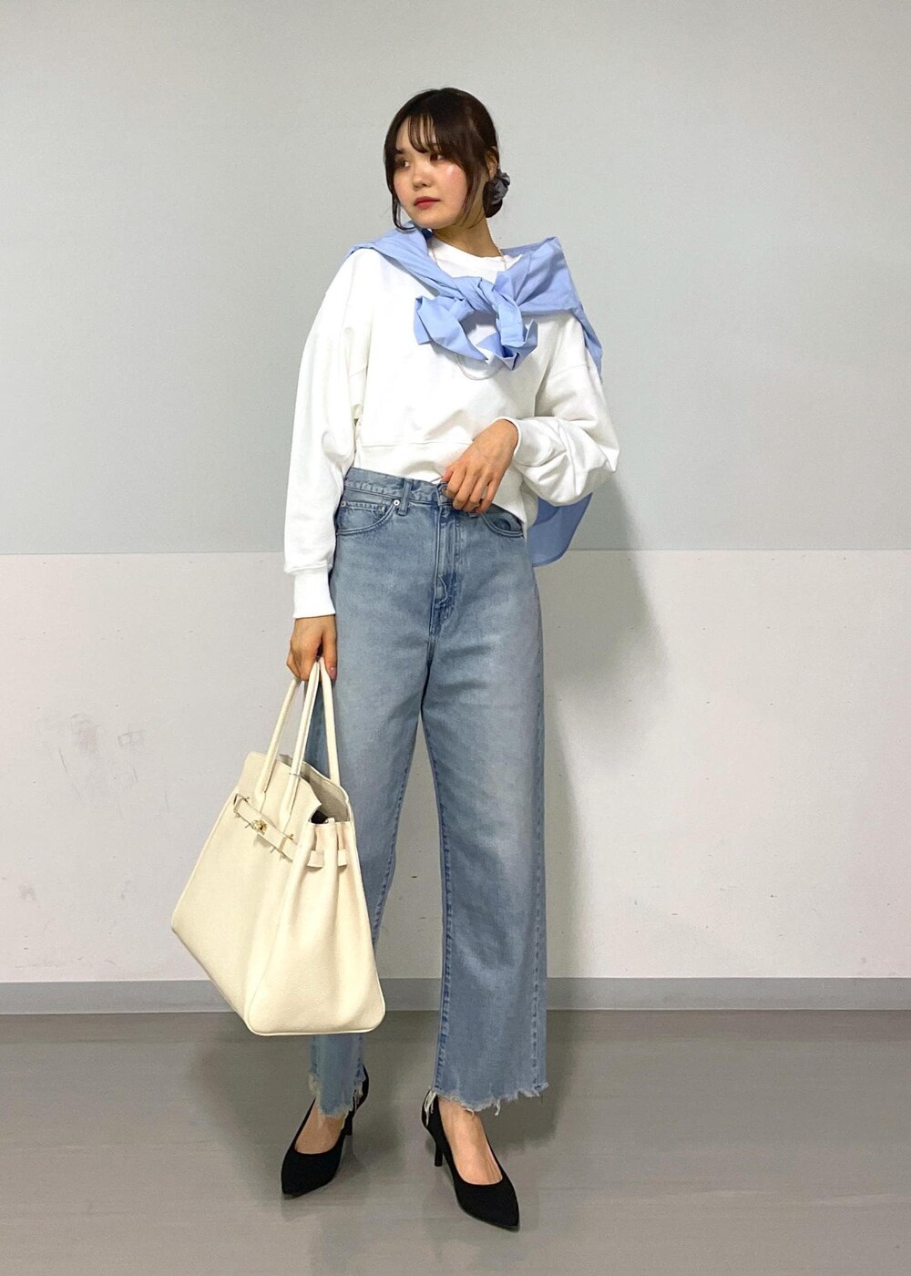 ブルー系のシャツ/ブラウス、ホワイト系のスウェット、ブルー系のデニムパンツを着用したレディースの冬コーディネートの2枚目の写真