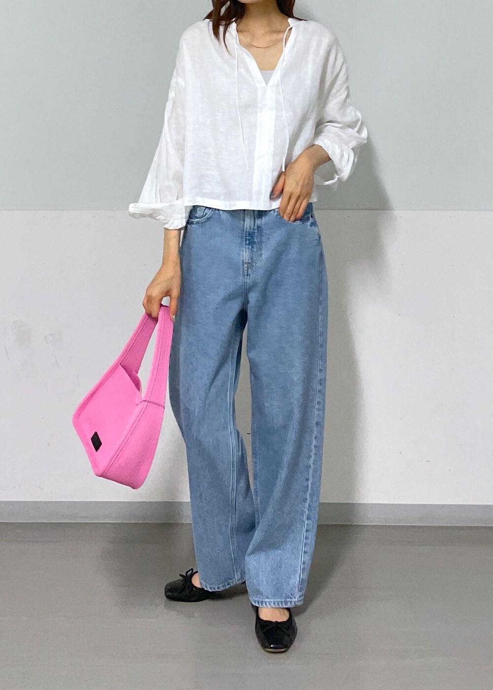 グレー系のタンクトップ、ピンク系のハンドバッグ、ホワイト系のシャツ/ブラウスを着用したレディースの夏コーディネートの4枚目の写真