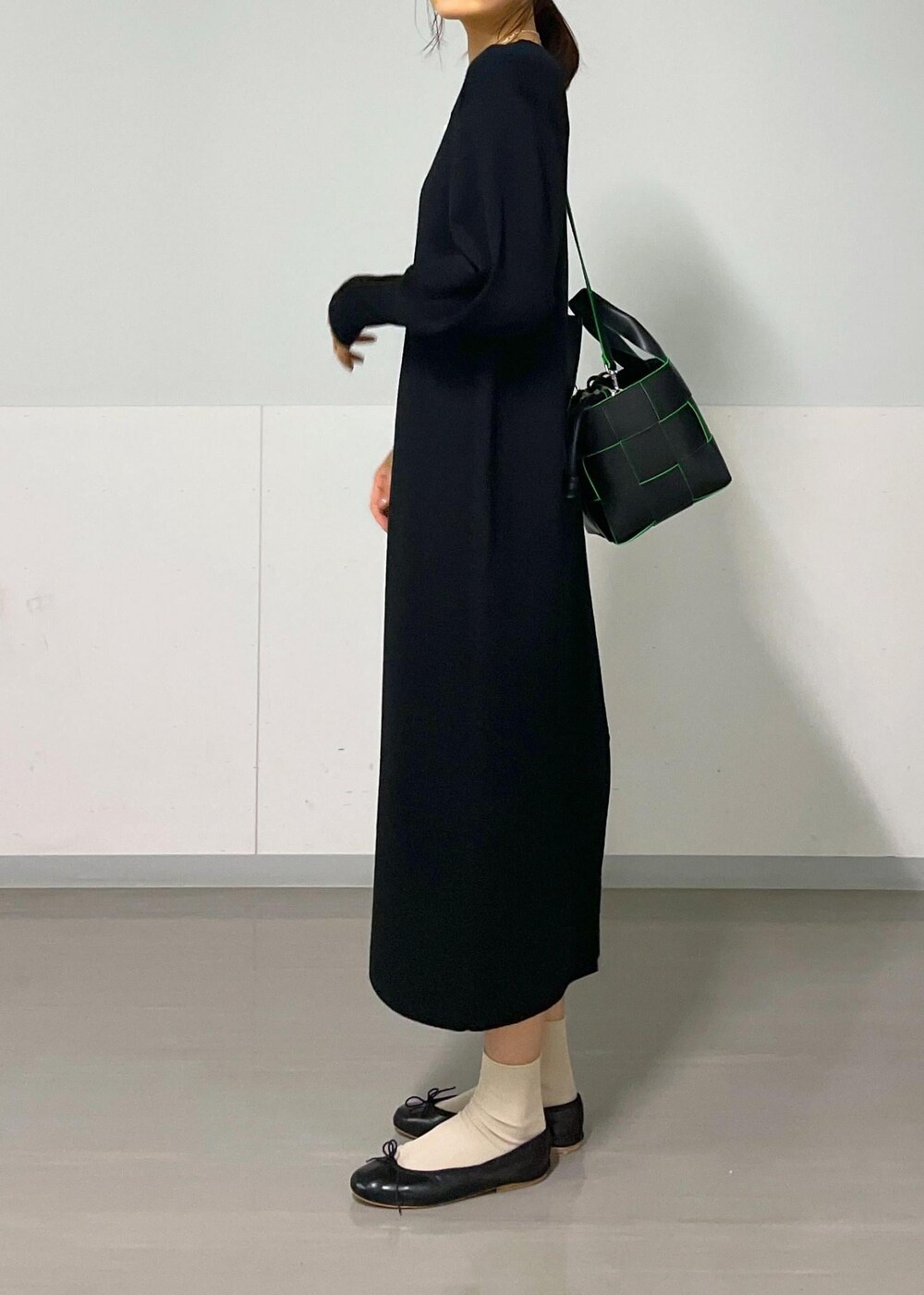 ブラック系のバレエシューズ、ブラック系のトートバッグ、グレー系のカーディガン/ボレロを着用したレディースの秋コーディネートの9枚目の写真