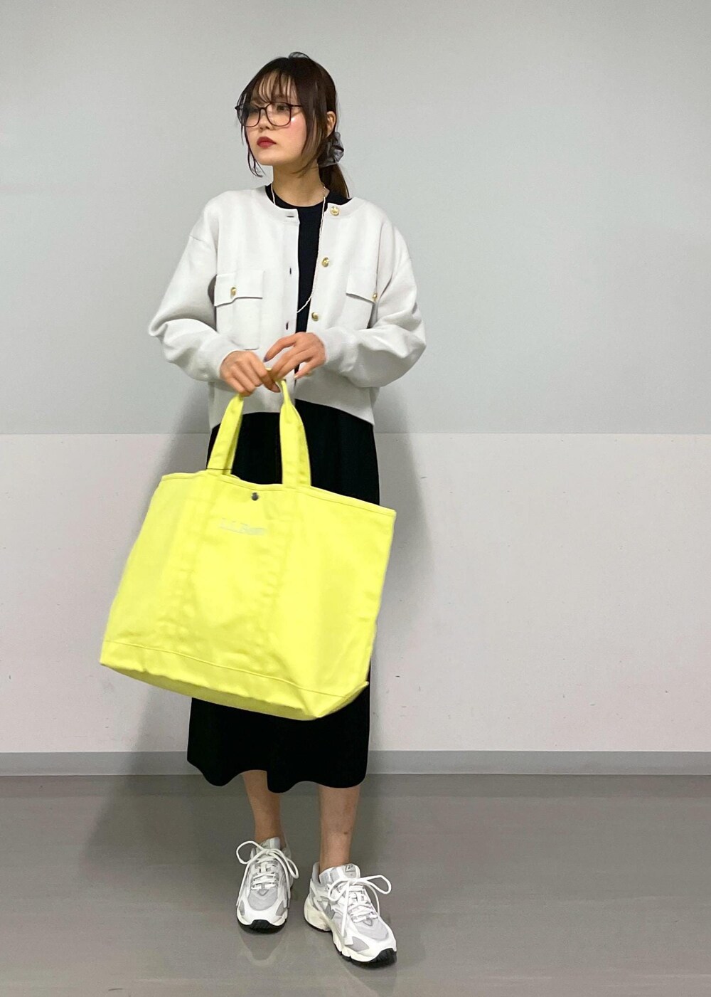 ブラック系のワンピース、ホワイト系のスニーカーを着用したレディースの春コーディネートの7枚目の写真