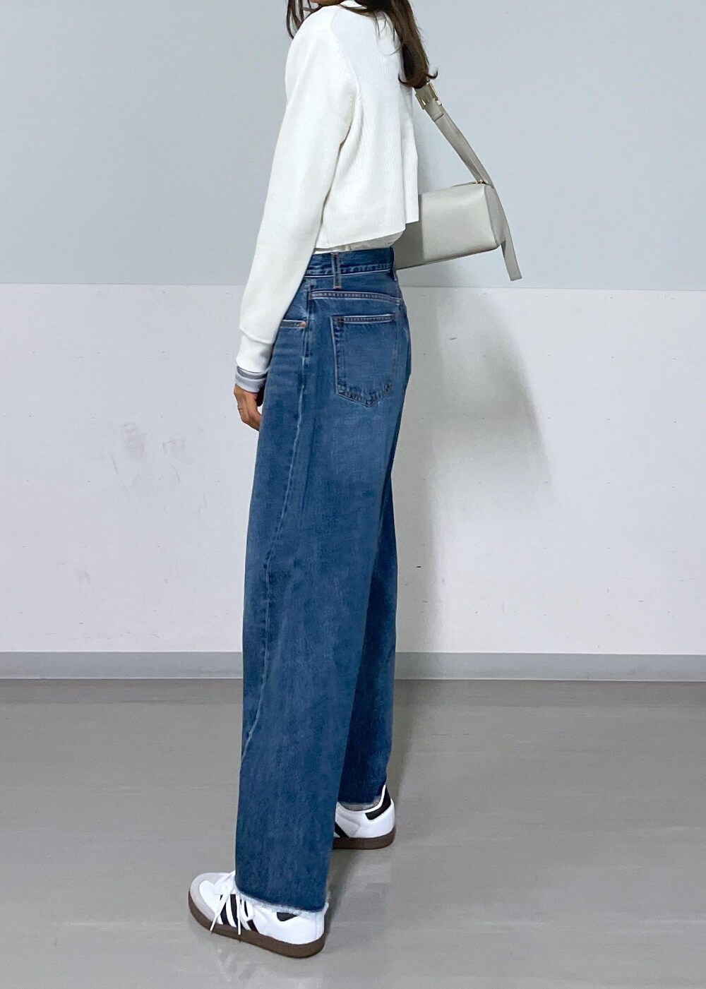 グレー系のショルダーバッグ、ホワイト系のカーディガン/ボレロ、グレー系のTシャツ/カットソーを着用したレディースの夏コーディネートの9枚目の写真