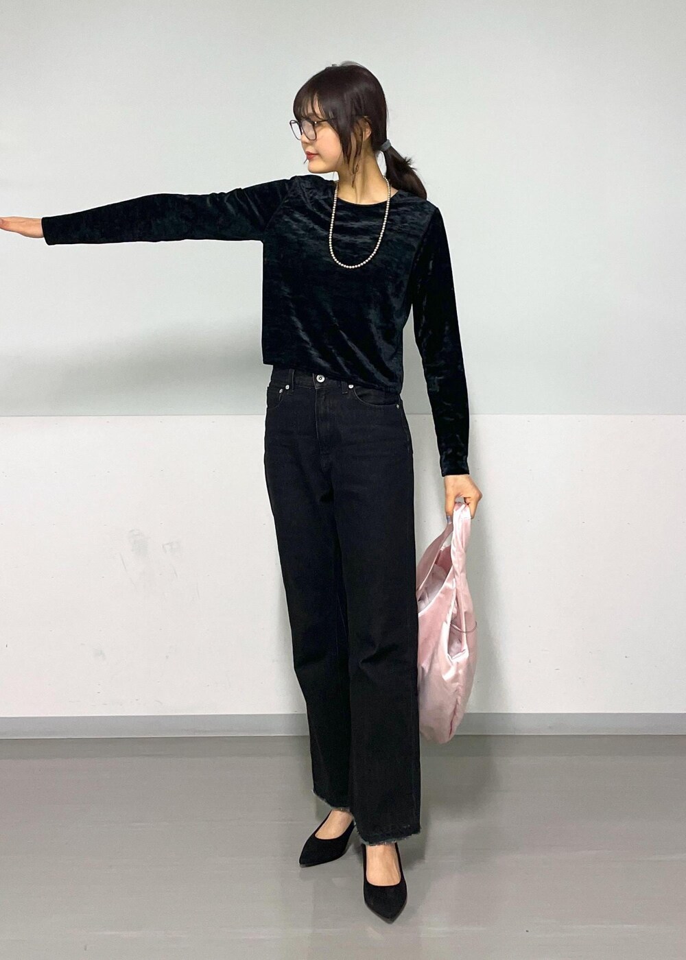 グレー系のデニムパンツ、ブラック系のTシャツ/カットソー、ピンク系のトートバッグを着用したレディースの冬コーディネートの5枚目の写真