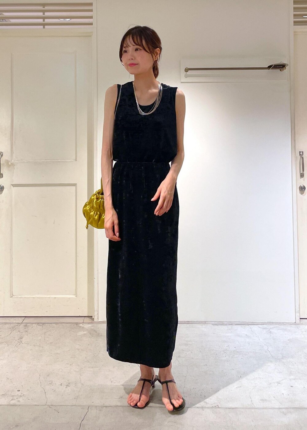 ブラック系のスカート、ブラック系のサンダル、ブラック系のタンクトップを着用したレディースの夏コーディネートの2枚目の写真