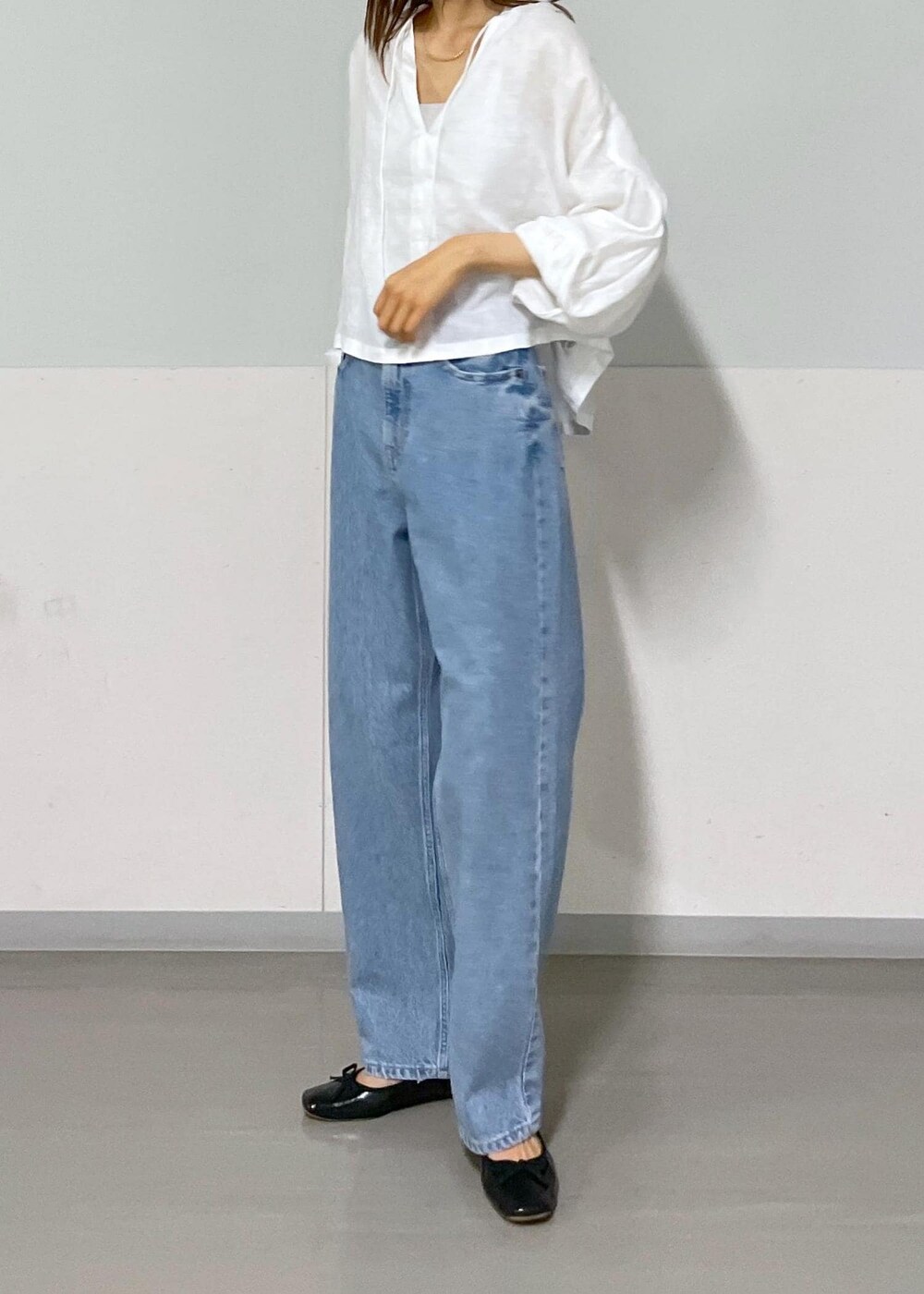 グレー系のタンクトップ、ピンク系のハンドバッグ、ホワイト系のシャツ/ブラウスを着用したレディースの夏コーディネートの8枚目の写真