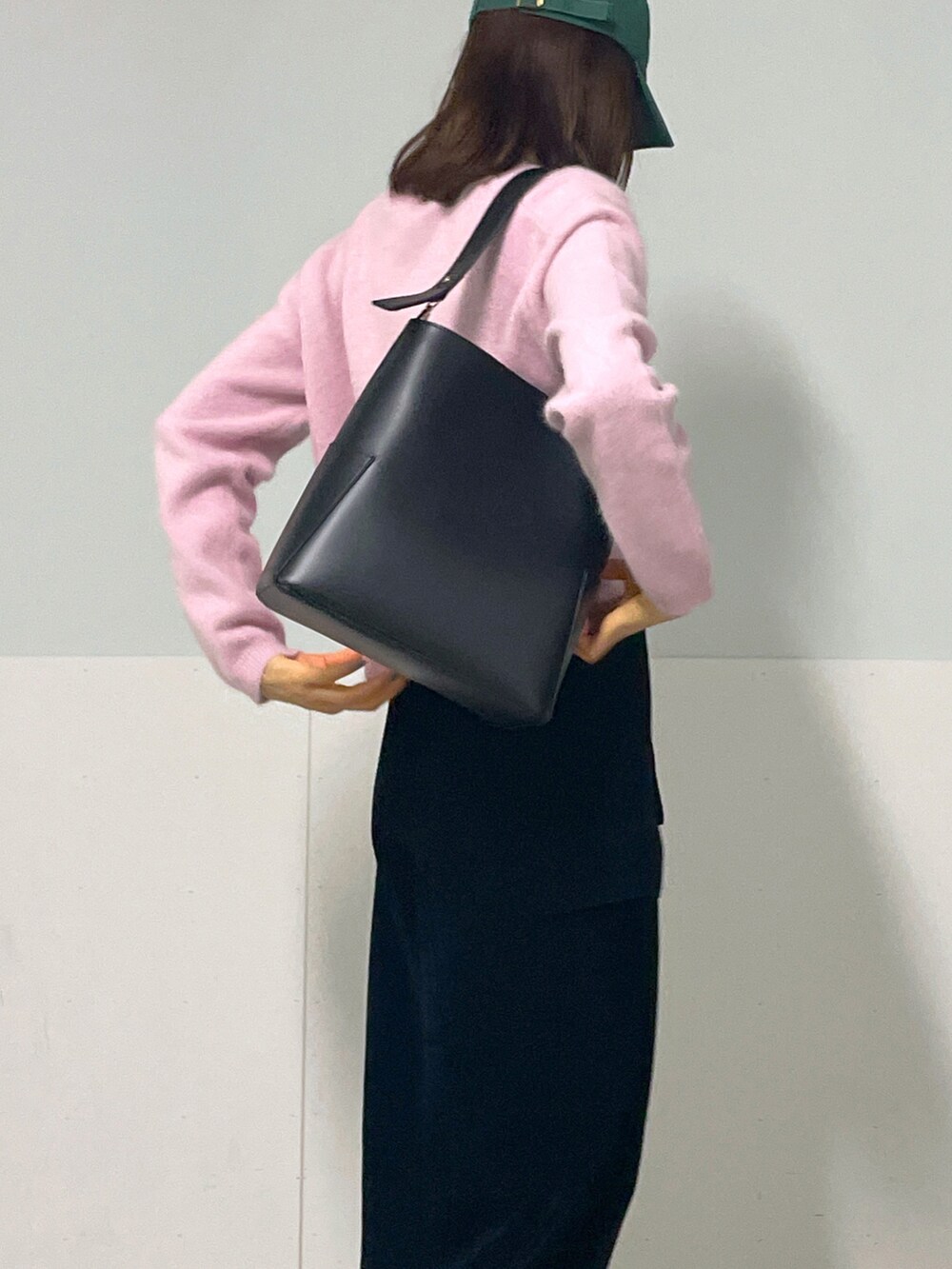 ブラック系のカーゴパンツ、グレー系のトートバッグ、ブラック系のシューズを着用したレディースの秋コーディネートの5枚目の写真