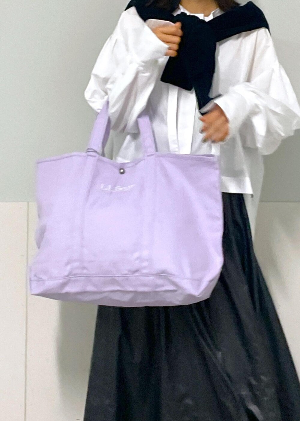 ブラック系のスカート、ブラック系のカーディガン/ボレロ、ホワイト系のシャツ/ブラウスを着用したレディースの秋コーディネートの4枚目の写真