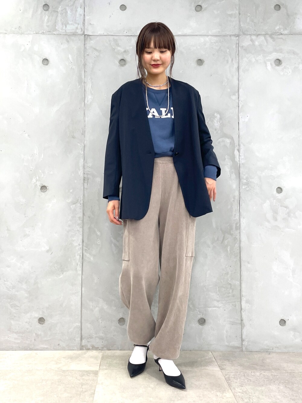 ブルー系のジャケット/アウター、ブルー系のトップス、ベージュ系のカーゴパンツを着用したレディースの秋コーディネートの2枚目の写真