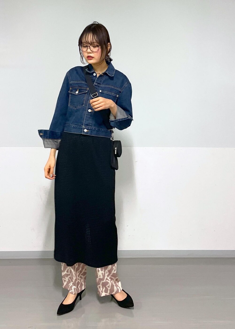 イエロー系のその他パンツ、ブラック系のスカート、ブラック系のトートバッグを着用したレディースの春コーディネートの8枚目の写真