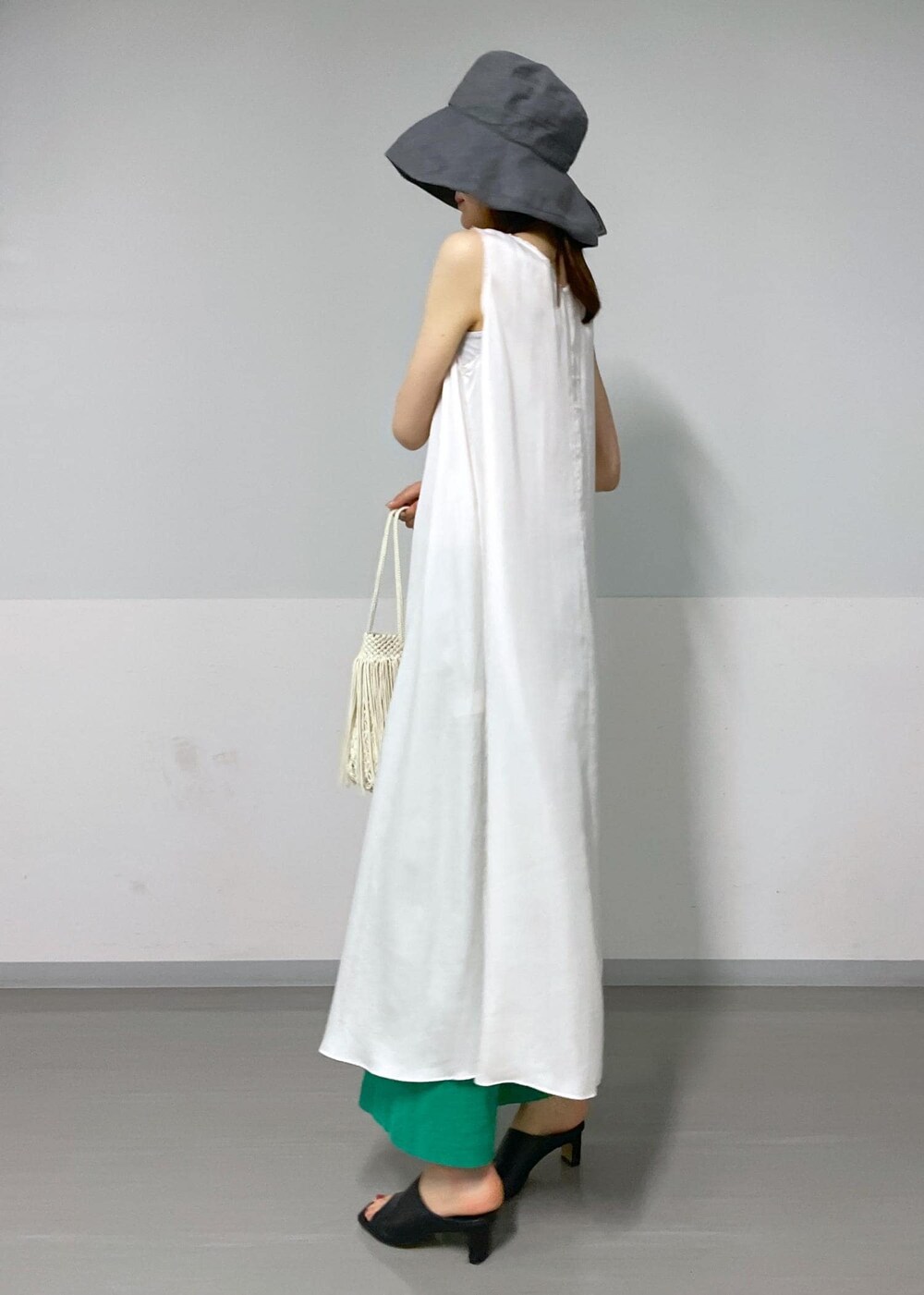 グリーン系のその他パンツ、ホワイト系のカーディガン/ボレロ、ホワイト系のトートバッグを着用したレディースの夏コーディネートの4枚目の写真