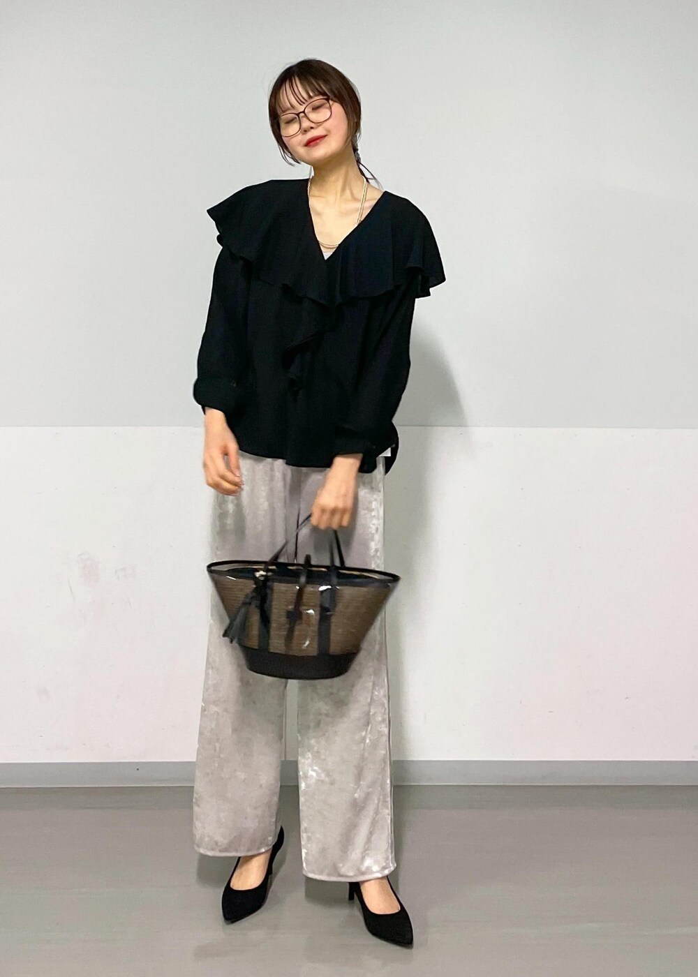 グレー系のタンクトップ、ブラック系のシャツ/ブラウス、ベージュ系のその他パンツを着用したレディースの春コーディネートの3枚目の写真