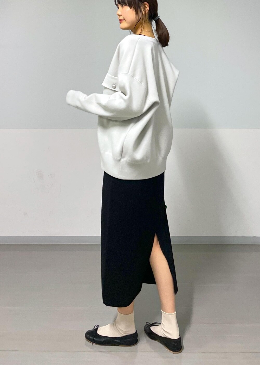 ブラック系のバレエシューズ、ブラック系のトートバッグ、グレー系のカーディガン/ボレロを着用したレディースの秋コーディネートの5枚目の写真