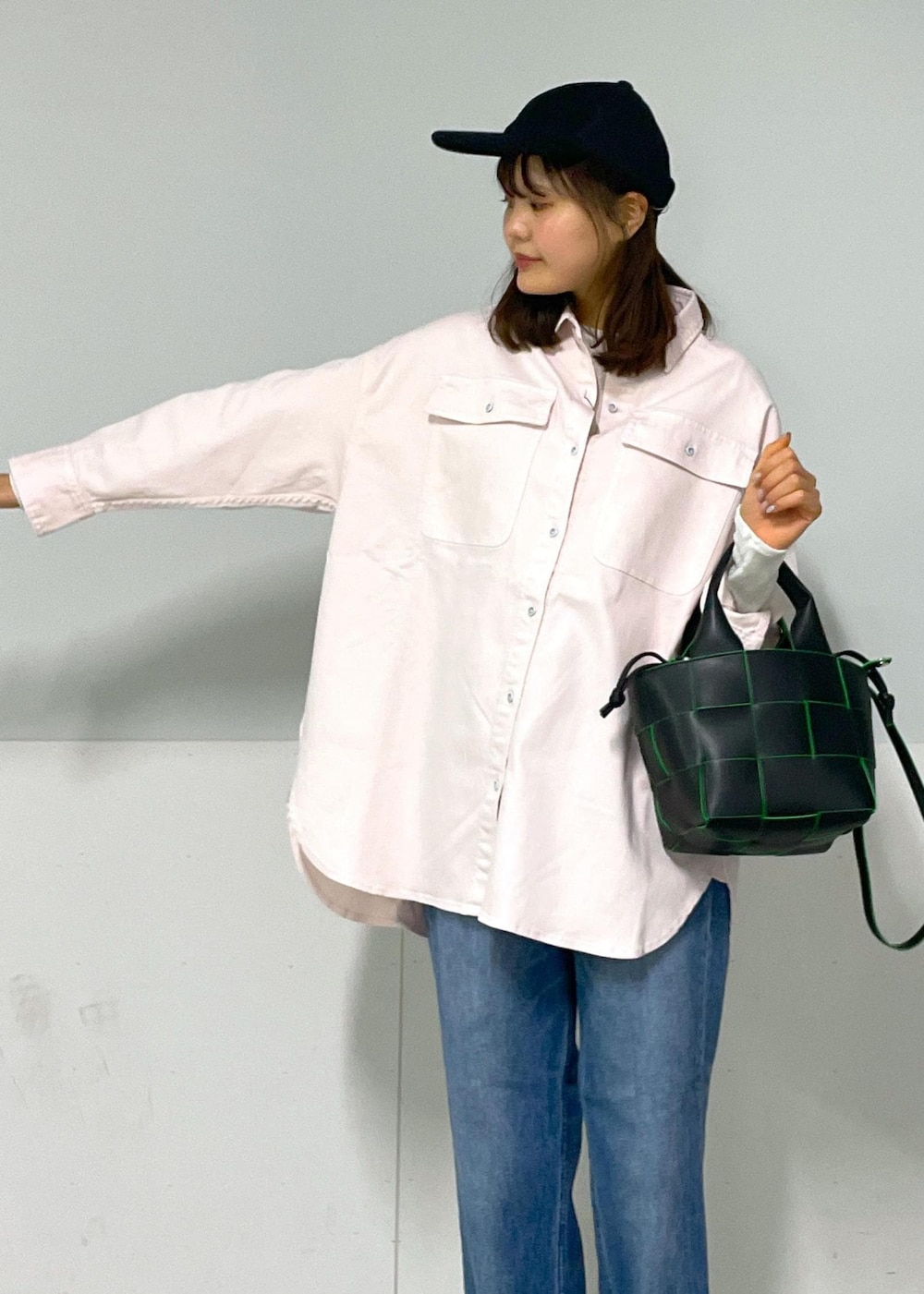 ブラック系のトートバッグ、シルバー系のその他シューズ、ホワイト系のTシャツ/カットソーを着用したレディースの冬コーディネートの8枚目の写真