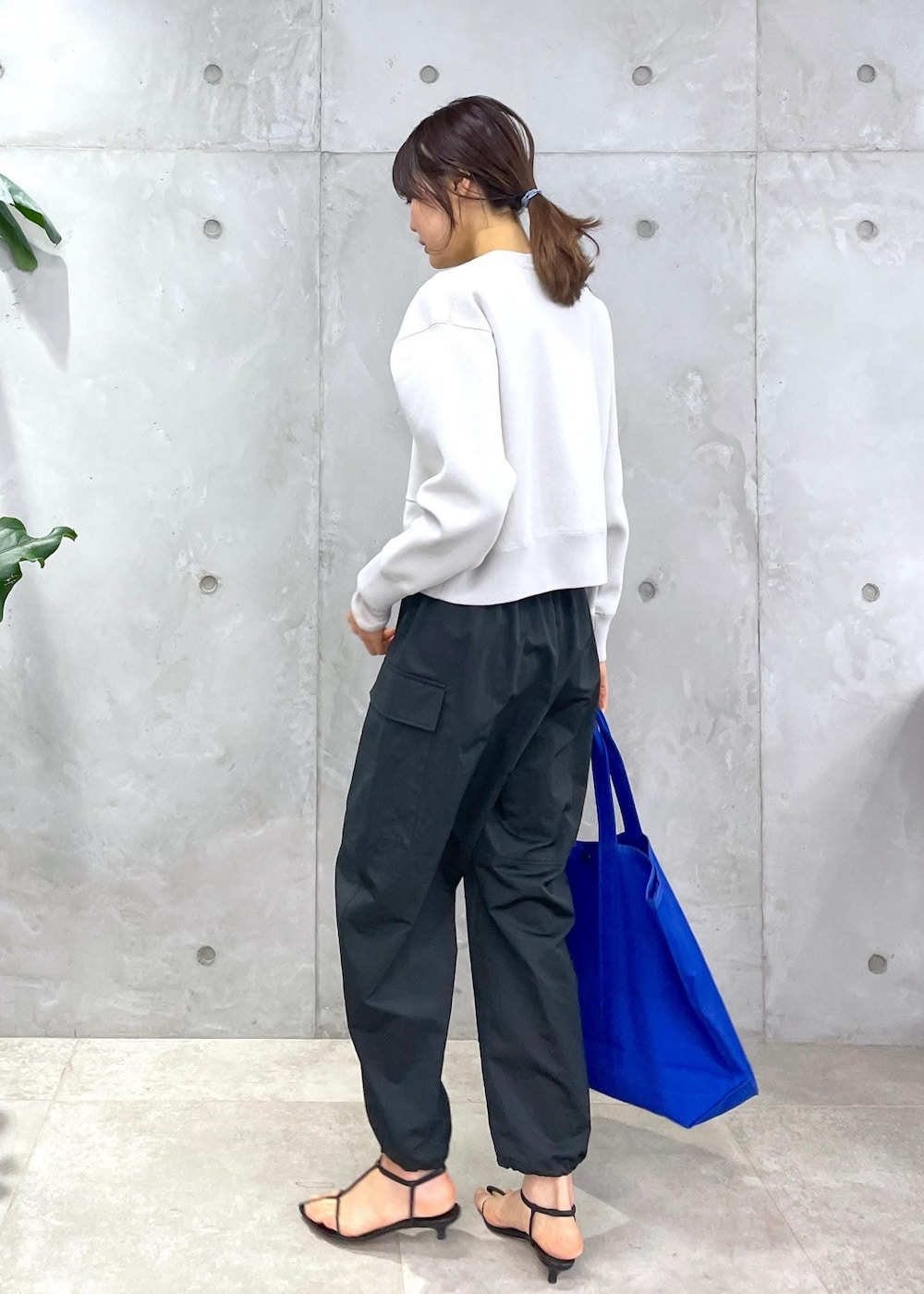 グレー系のTシャツ/カットソー、ブラック系のカーゴパンツ、グレー系のカーディガン/ボレロを着用したレディースの冬コーディネートの2枚目の写真