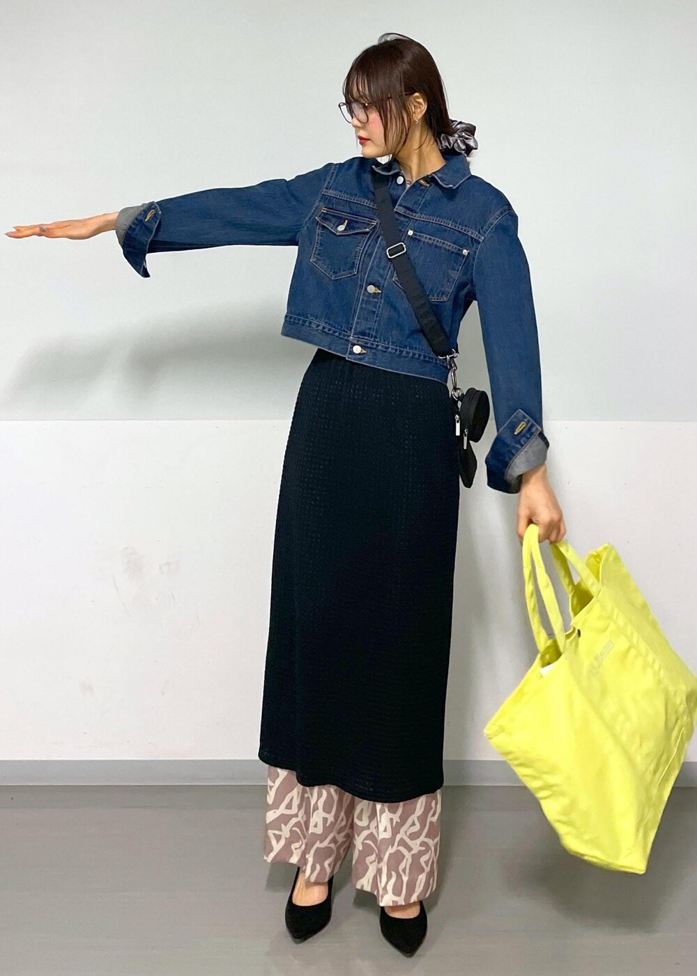 イエロー系のその他パンツ、ブラック系のスカート、ブラック系のトートバッグを着用したレディースの春コーディネートの6枚目の写真