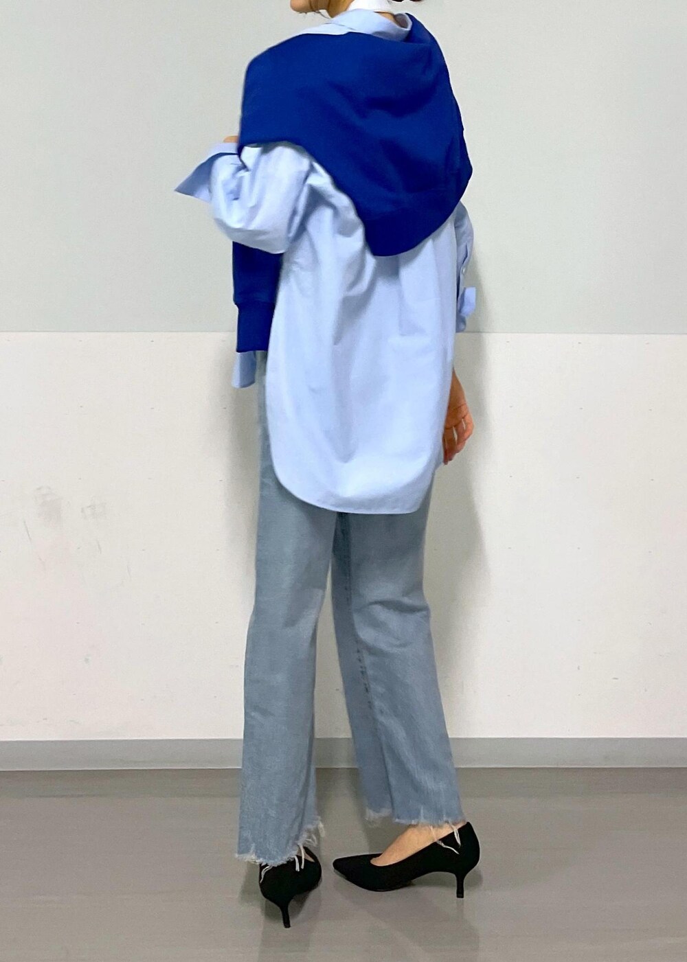 ブルー系のスウェット、ブルー系のシャツ/ブラウス、ブルー系のデニムパンツを着用したレディースの冬コーディネートの6枚目の写真