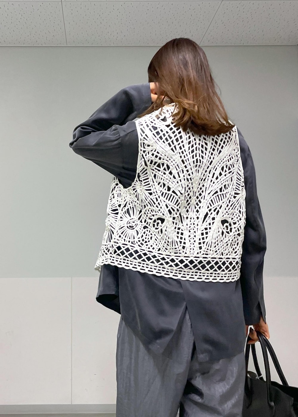 ホワイト系のTシャツ/カットソー、グレー系のその他パンツ、グレー系のノーカラージャケットを着用したレディースの冬コーディネートの4枚目の写真