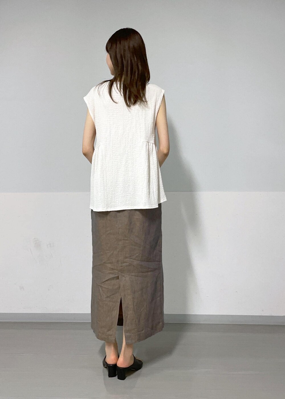 ホワイト系のTシャツ/カットソー、ブラック系のサンダル、ブラック系のトートバッグを着用したレディースの夏コーディネートの4枚目の写真