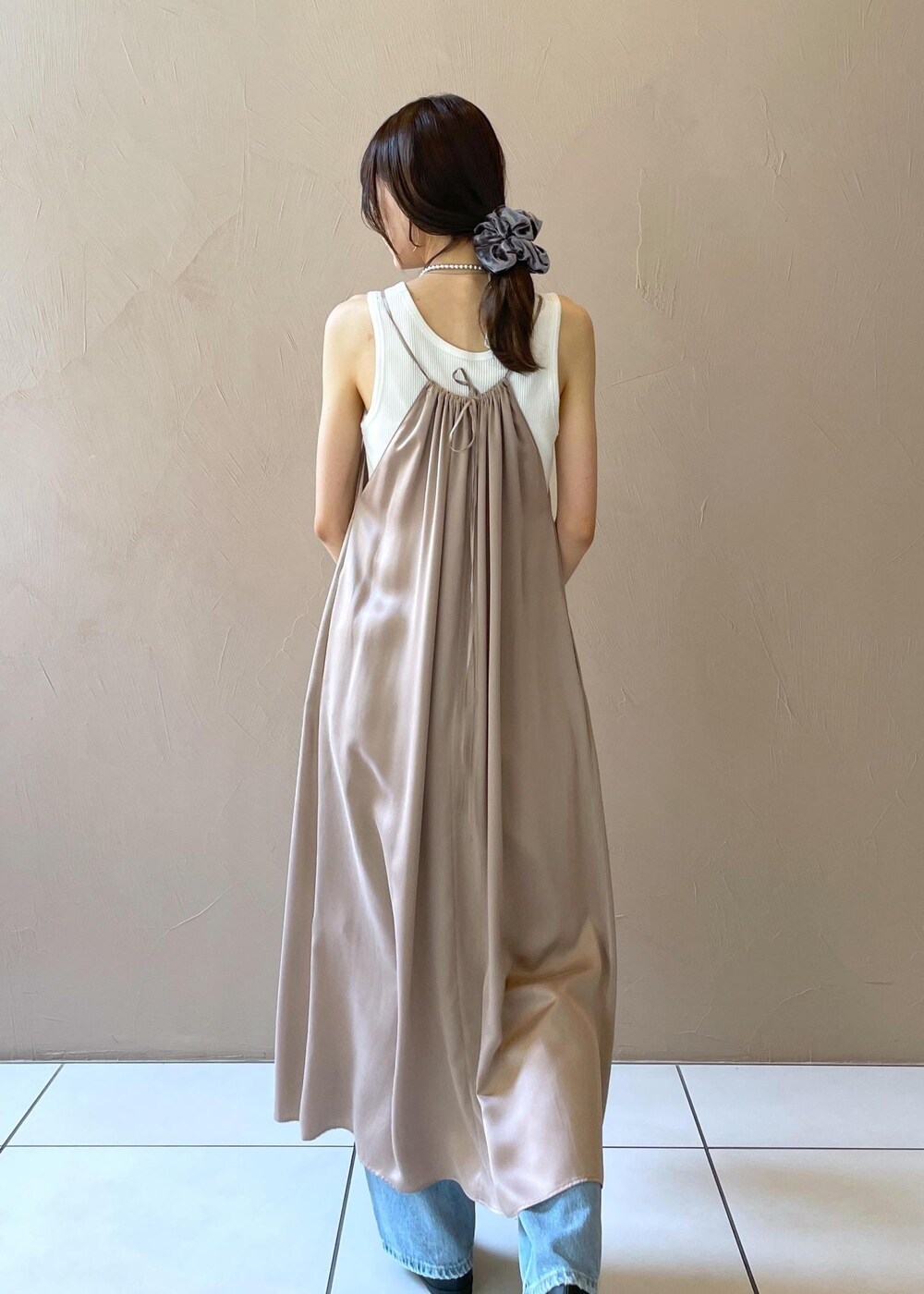 ブラック系のショルダーバッグ、ホワイト系のタンクトップ、ホワイト系のカーディガン/ボレロを着用したレディースの夏コーディネートの9枚目の写真