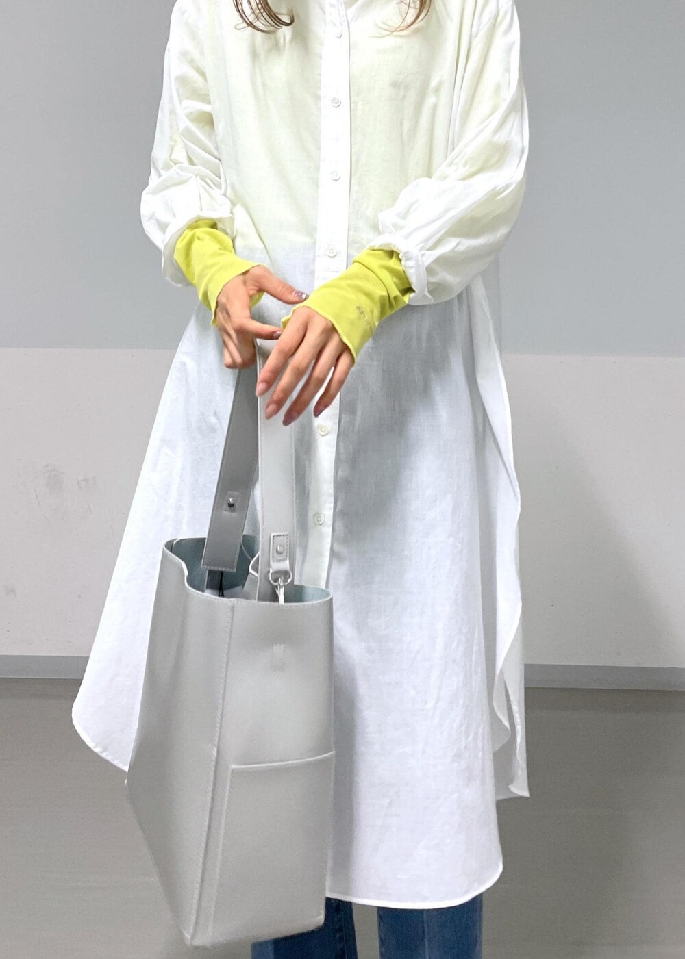 シルバー系のバレエシューズ、グリーン系のTシャツ/カットソー、ホワイト系のシャツ/ブラウスを着用したレディースの夏コーディネートの5枚目の写真