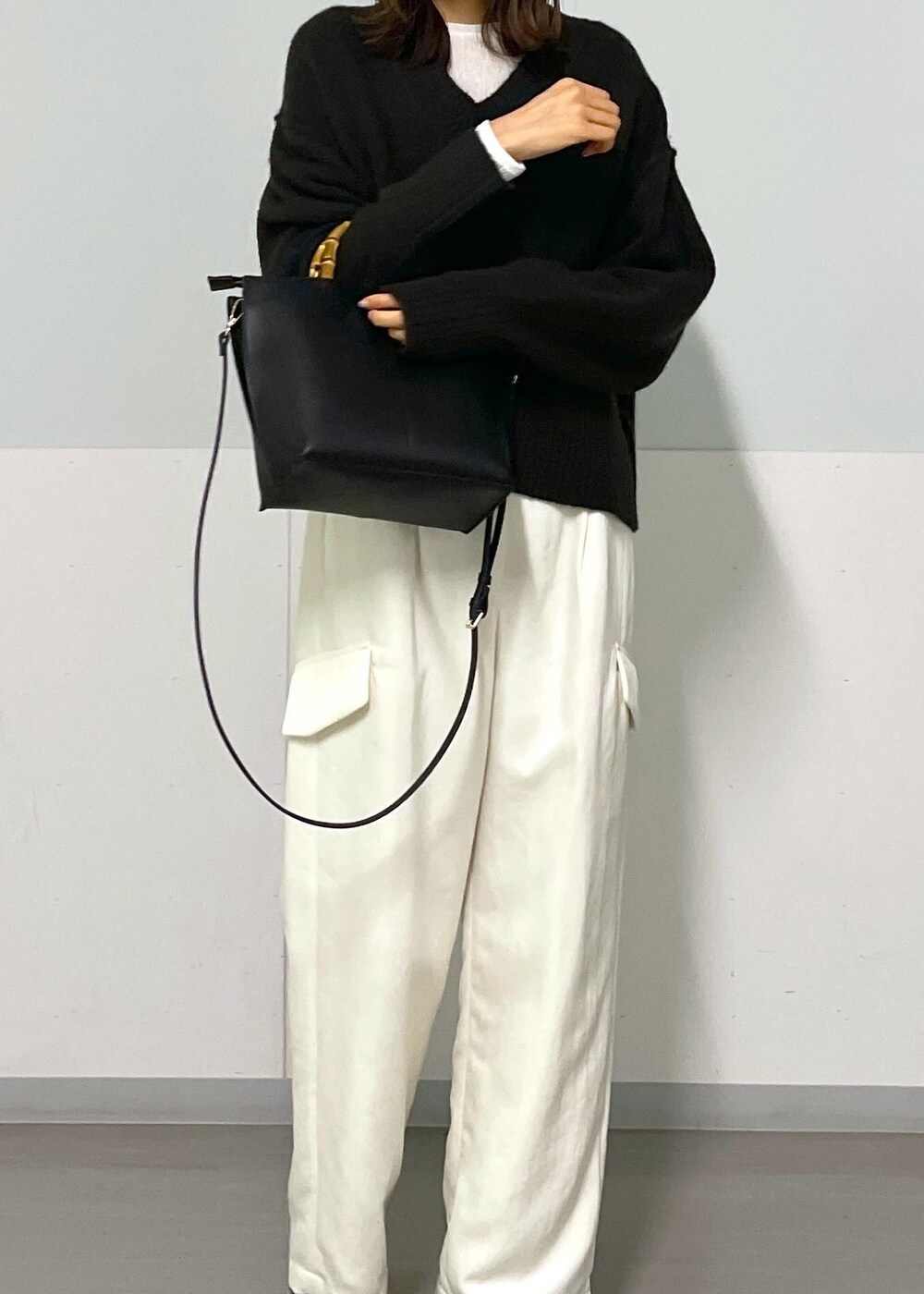 ブラウン系のニット/セーター、ホワイト系のカーゴパンツ、ホワイト系のTシャツ/カットソーを着用したレディースの冬コーディネートの7枚目の写真