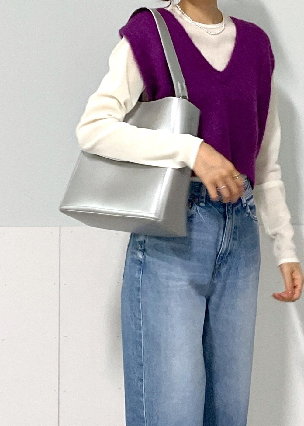 ブラック系のサンダル、シルバー系のトートバッグ、パープル系のベストを着用したレディースの夏コーディネートの8枚目の写真