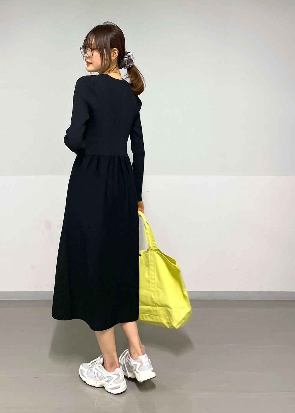 ブラック系のワンピース、ホワイト系のスニーカーを着用したレディースの春コーディネートの8枚目の写真