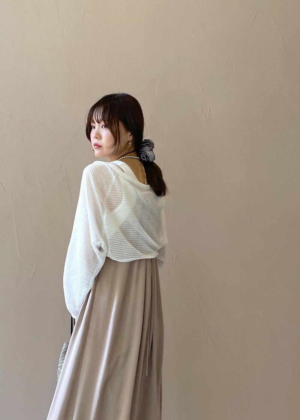 ブラック系のショルダーバッグ、ホワイト系のタンクトップ、ホワイト系のカーディガン/ボレロを着用したレディースの夏コーディネートの5枚目の写真