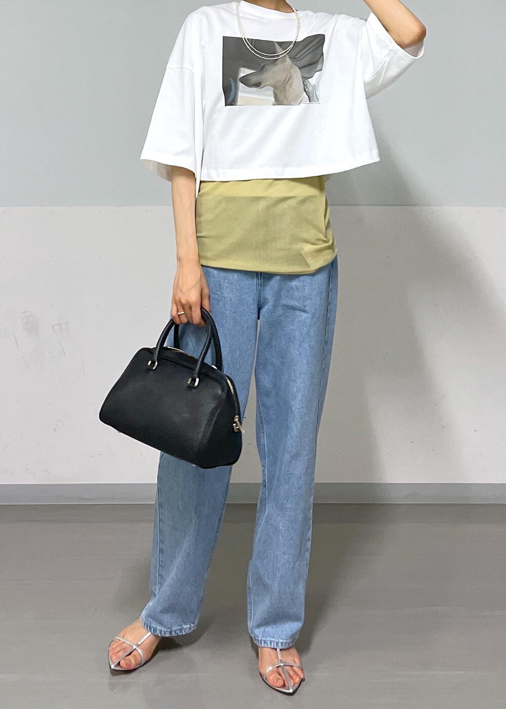 シルバー系のサンダル、ホワイト系のTシャツ/カットソー、イエロー系のキャミソールを着用したレディースの夏コーディネートの6枚目の写真