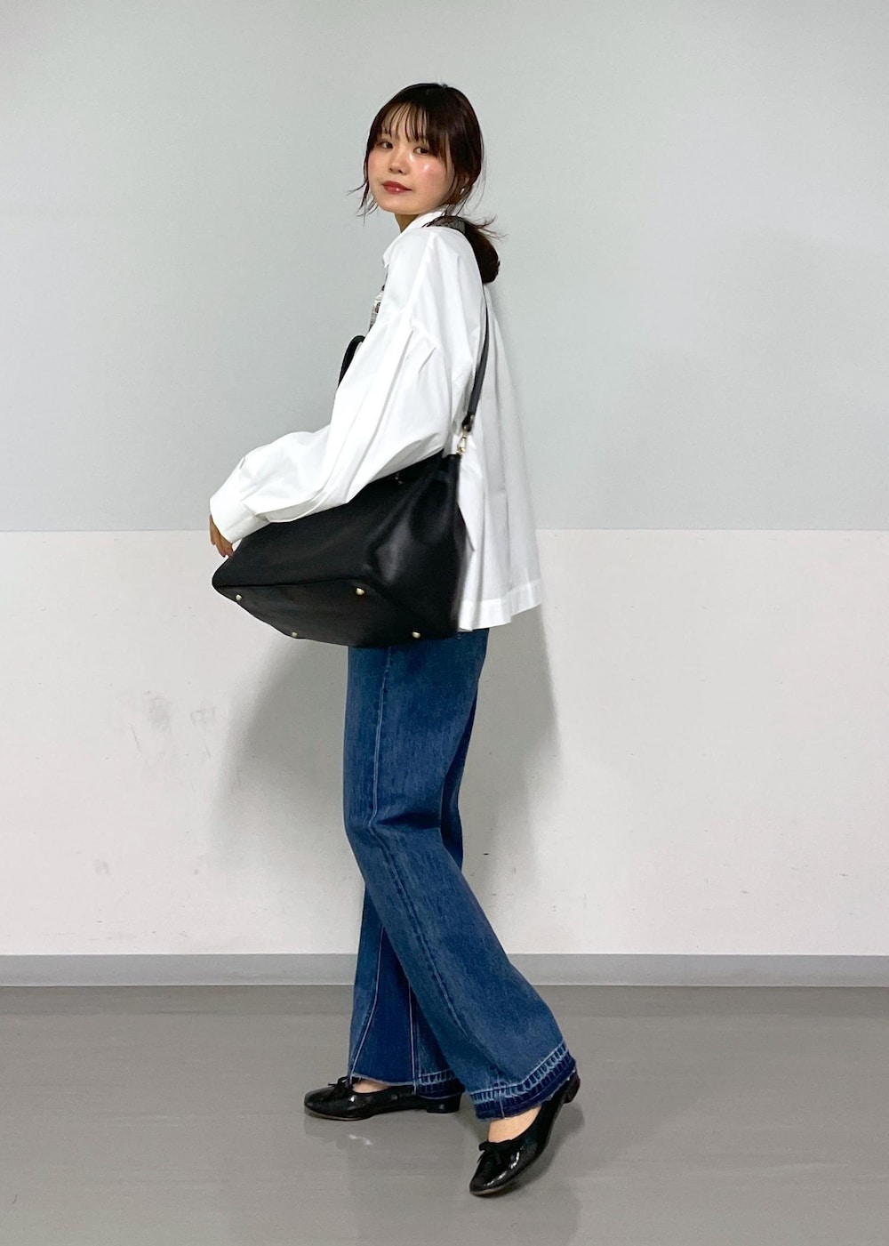 ホワイト系のシャツ/ブラウス、ブルー系のデニムパンツを着用したレディースの春コーディネートの9枚目の写真