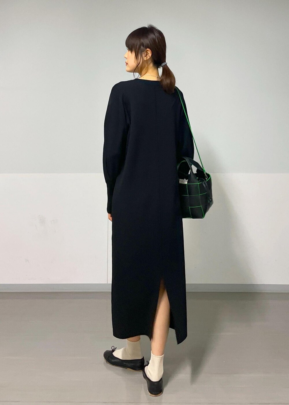 ブラック系のバレエシューズ、ブラック系のトートバッグ、グレー系のカーディガン/ボレロを着用したレディースの秋コーディネートの8枚目の写真