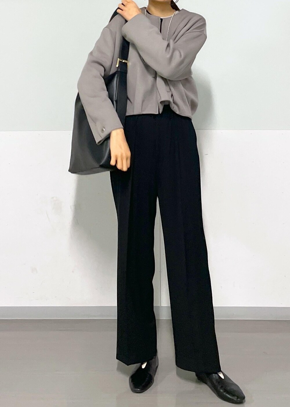 ブラック系のカーディガン/ボレロ、グレー系のTシャツ/カットソー、ブラック系のショルダーバッグを着用したレディースの春コーディネートの5枚目の写真