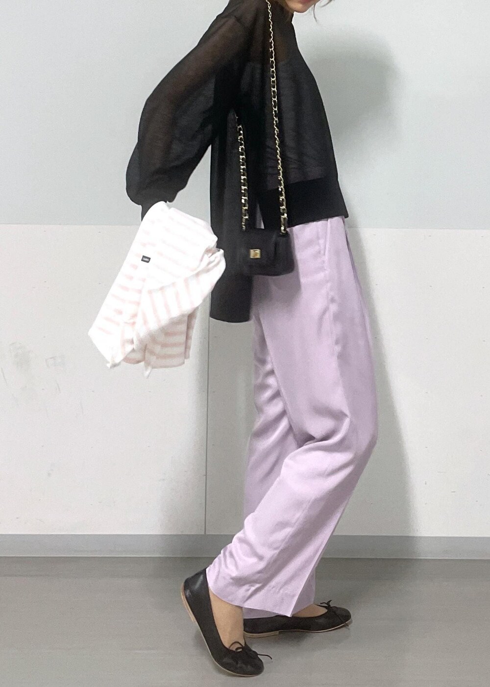 ブラック系のショルダーバッグ、パープル系のその他パンツ、ブラック系のTシャツ/カットソーを着用したレディースの夏コーディネートの9枚目の写真